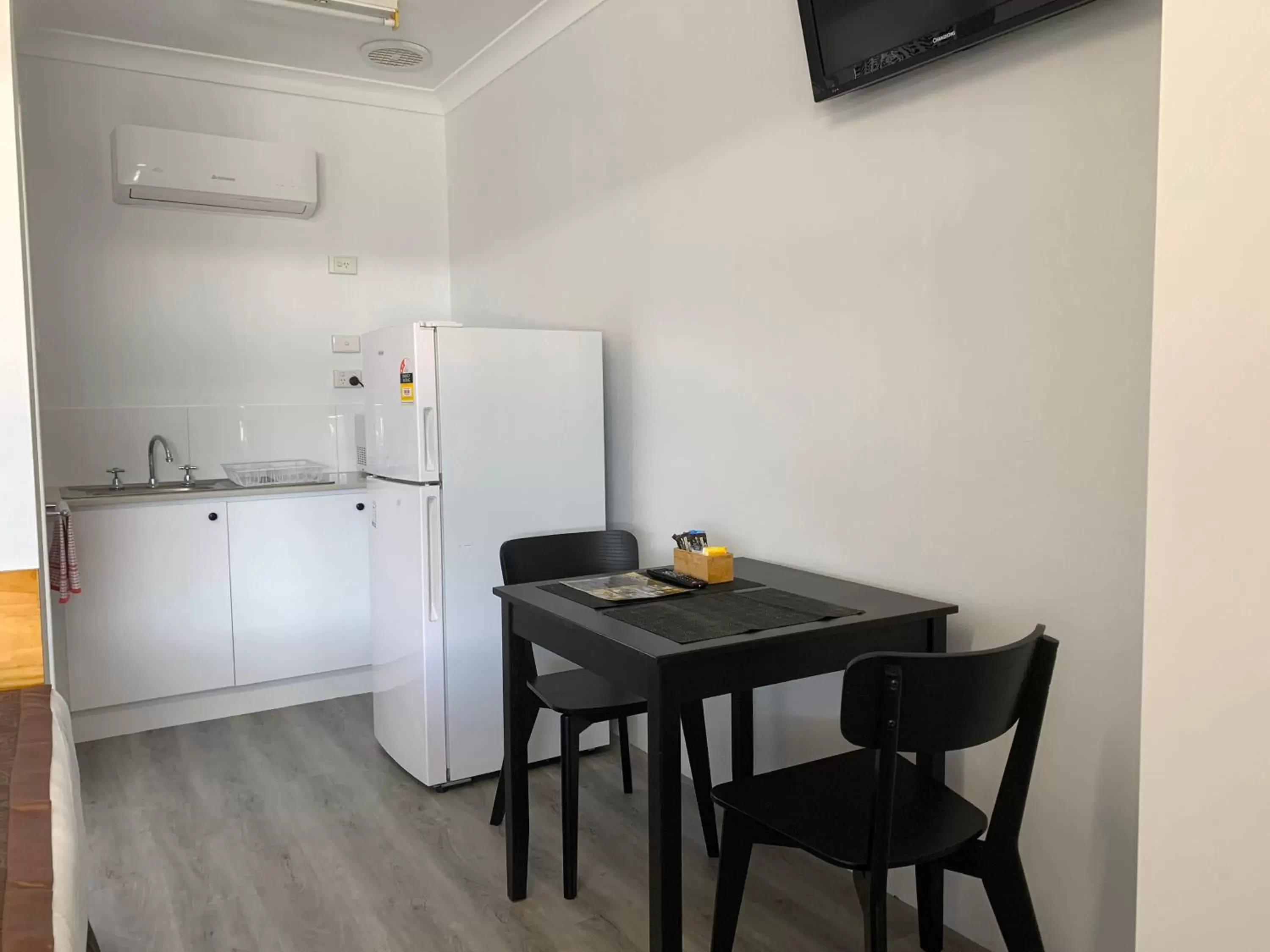 TV and multimedia, Dining Area in Baths Motel Moree