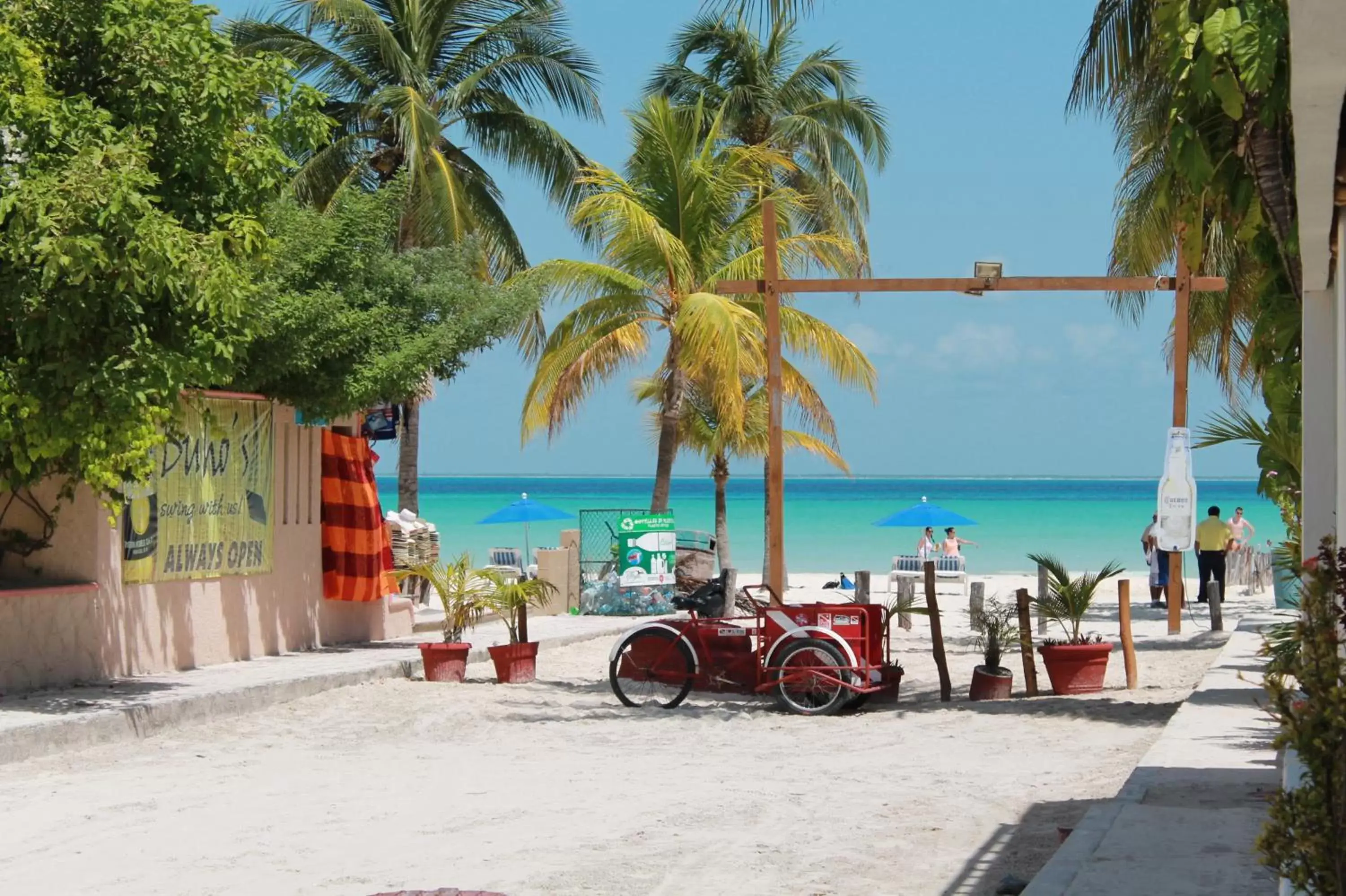 Restaurant/places to eat, Beach in Cabanas Maria Del Mar