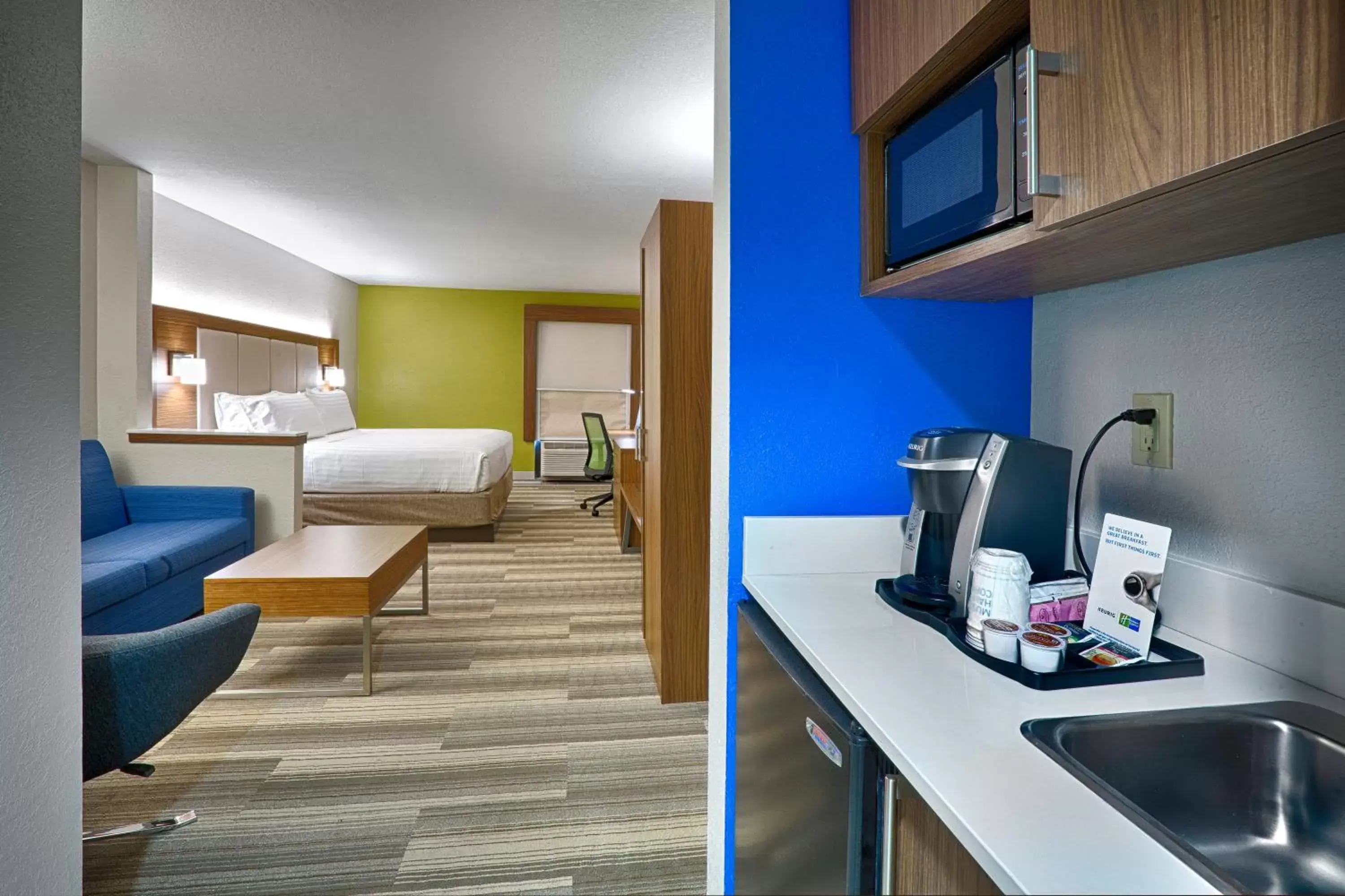 Photo of the whole room, Kitchen/Kitchenette in Holiday Inn Express Hotel & Suites Jacksonville-South, an IHG Hotel