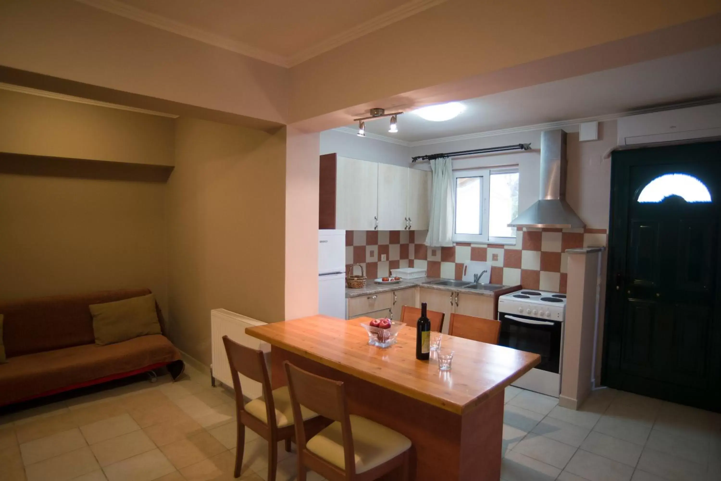 Kitchen or kitchenette, Dining Area in Villa Vita Holidays