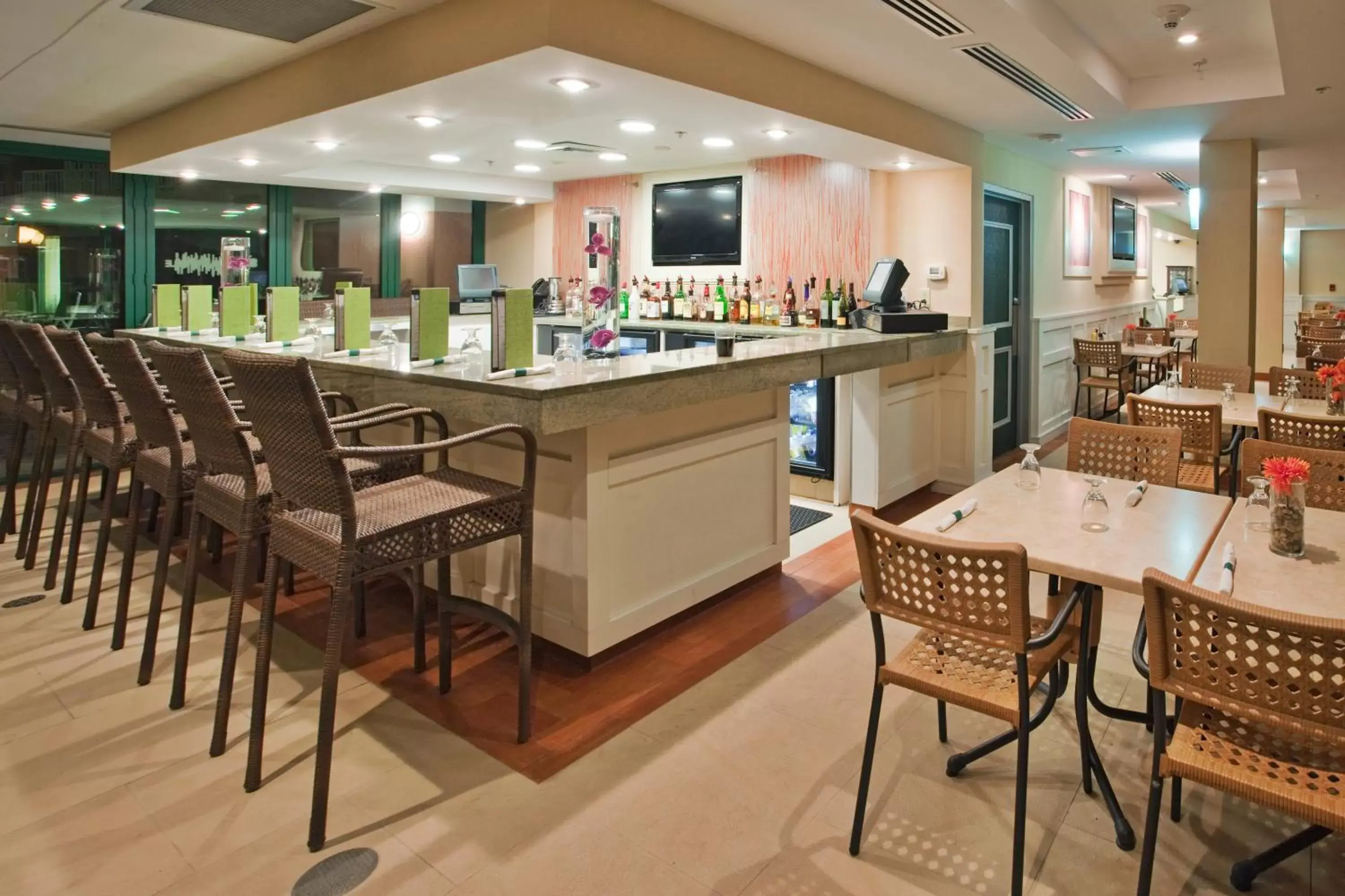 Lounge or bar, Restaurant/Places to Eat in Holiday Inn & Suites Virginia Beach - North Beach, an IHG Hotel