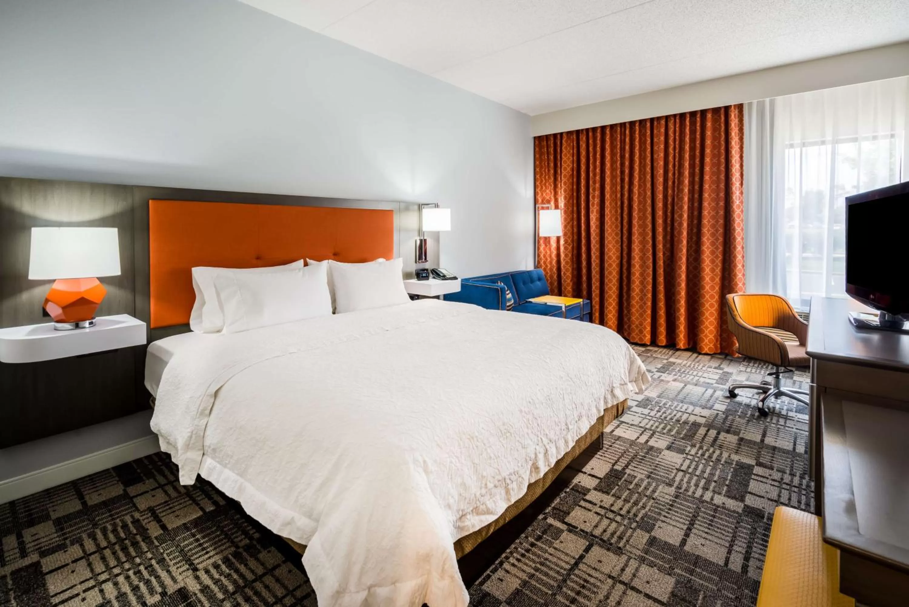 Bedroom, Bed in Hampton Inn Plymouth Meeting