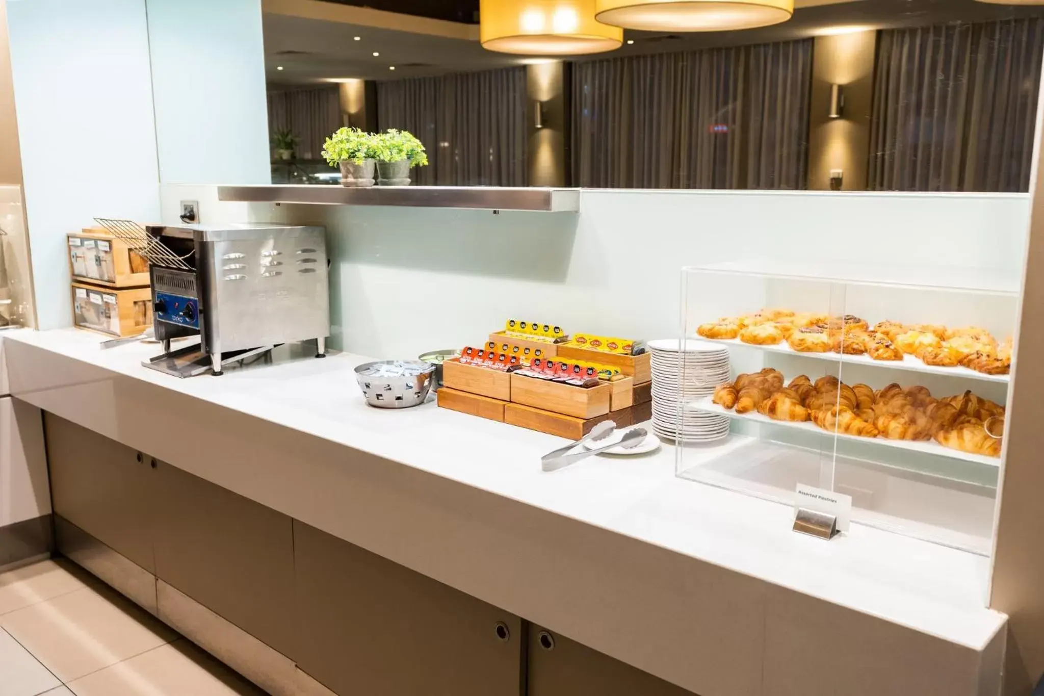 Restaurant/places to eat, Kitchen/Kitchenette in Holiday Inn Parramatta, an IHG Hotel