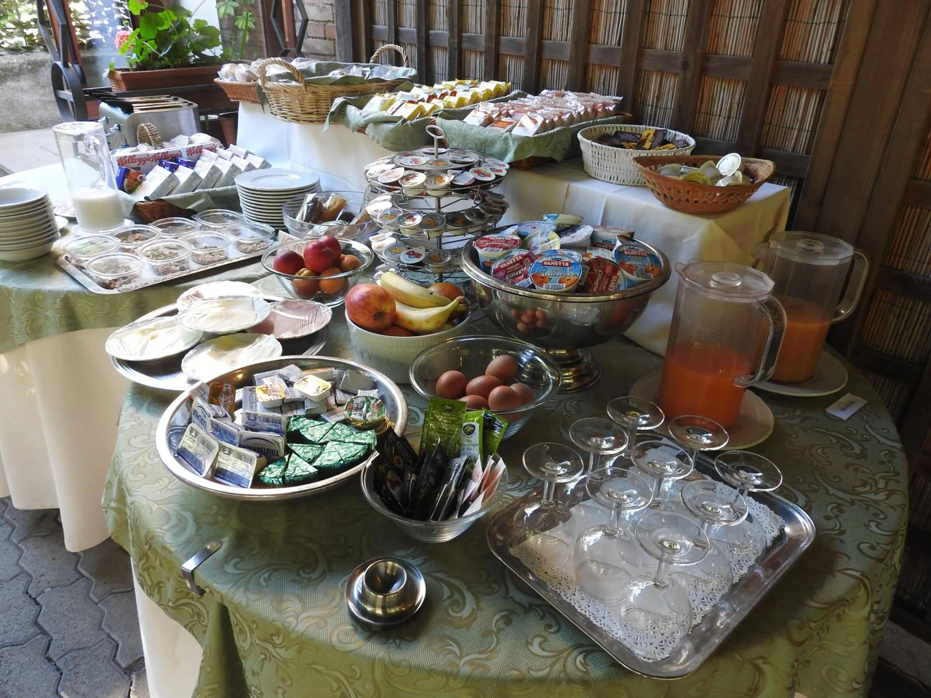 Breakfast in Hotel Moderno