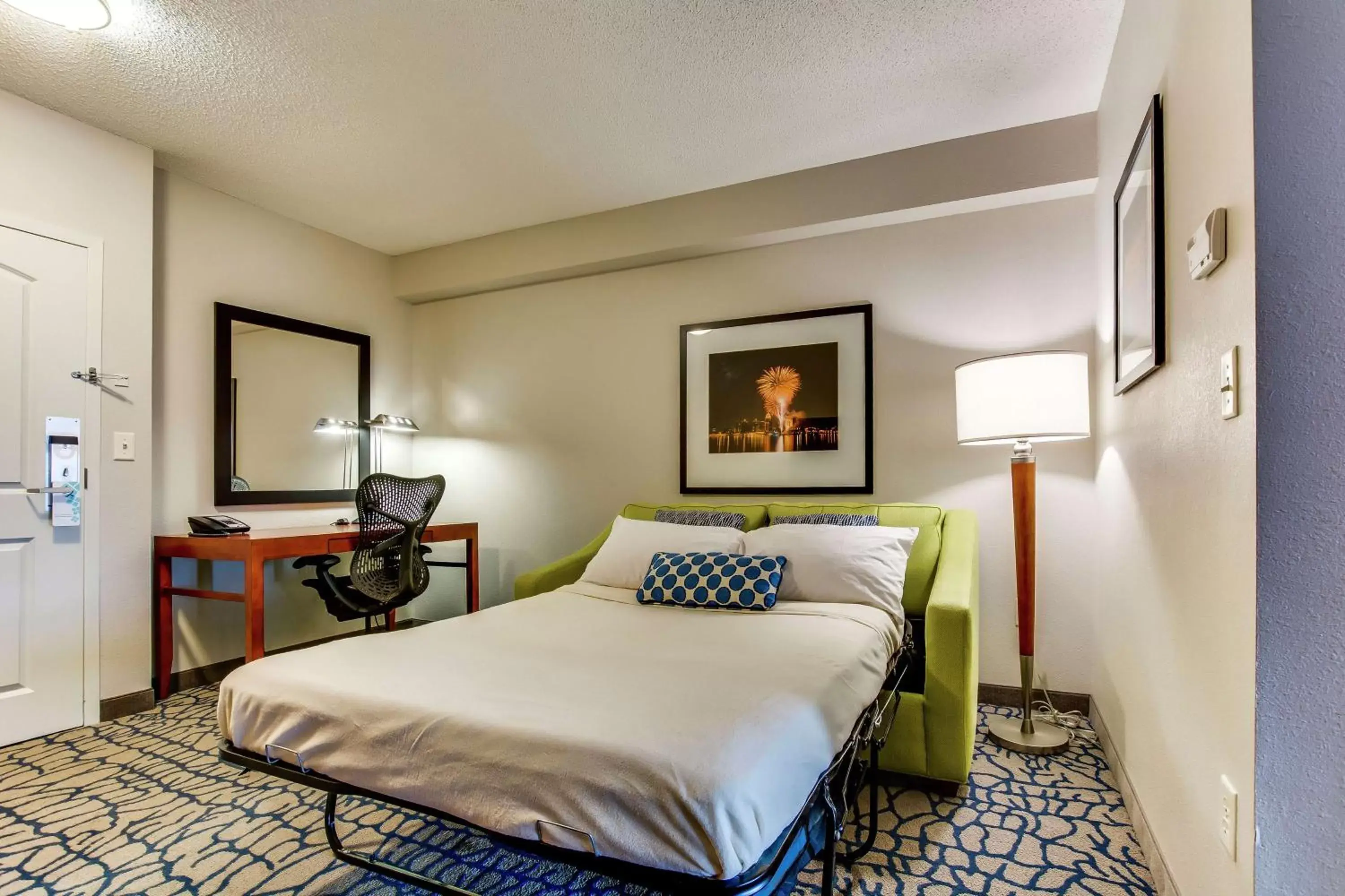 Living room, Bed in Hilton Garden Inn Louisville-Northeast