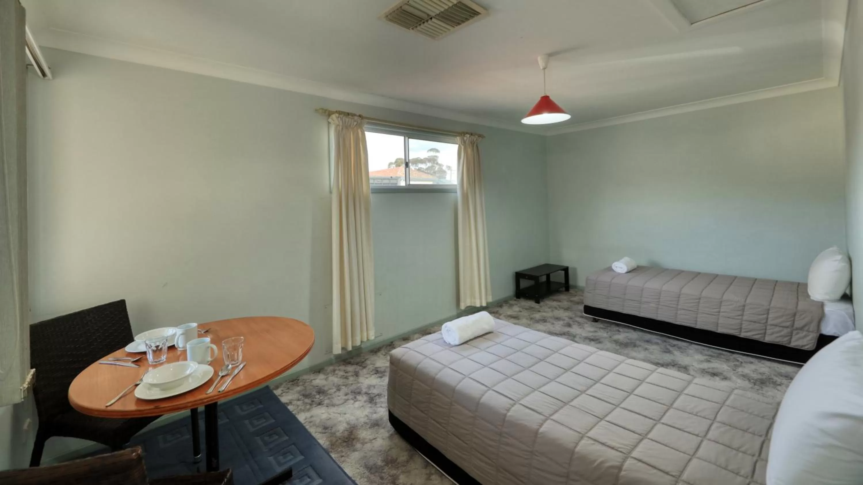 Dining area, Bed in Cowra Motor Inn