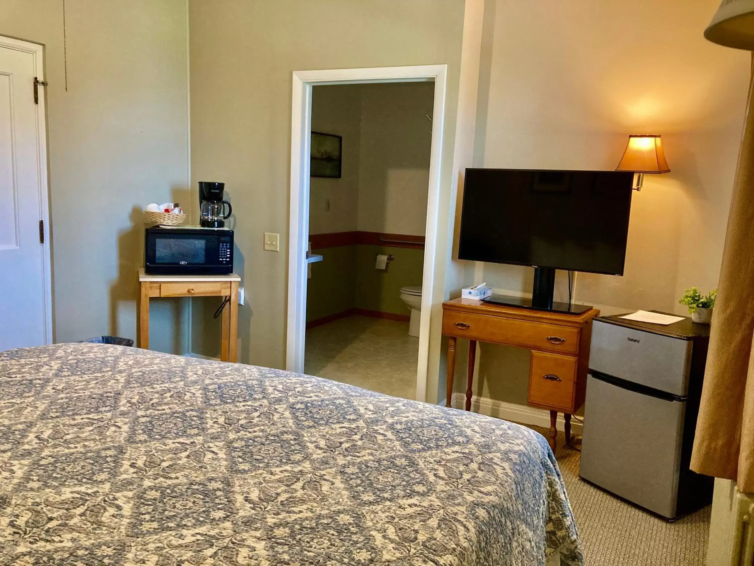 Bedroom, TV/Entertainment Center in Garden Grove Retreat & Lodging near Pictured Rocks, Fayette, Trails