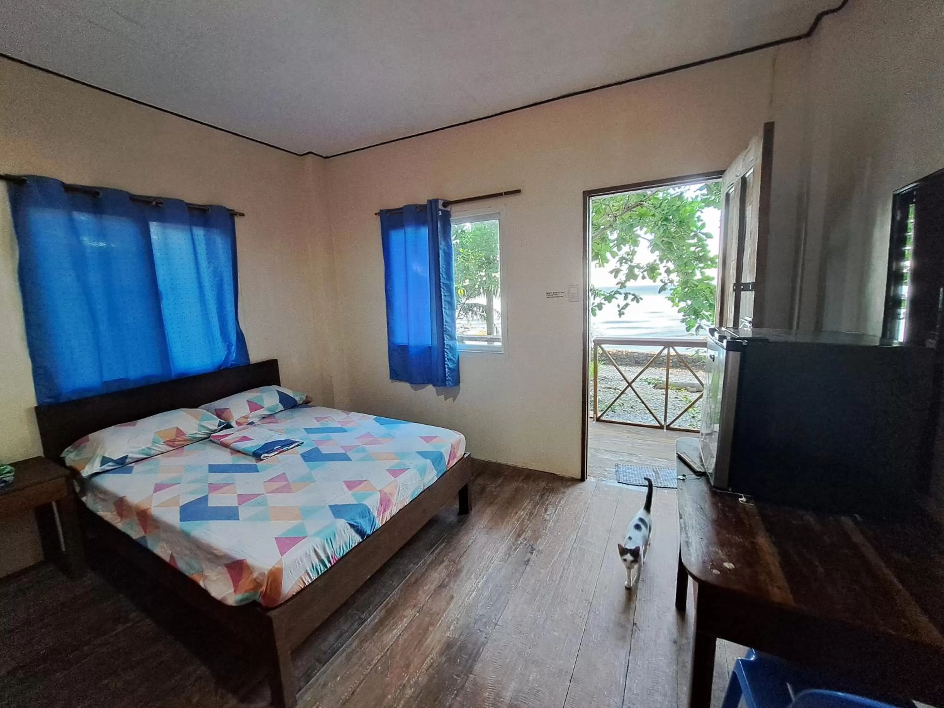 Photo of the whole room, Bed in Paseo Del Mar Seaside Inn