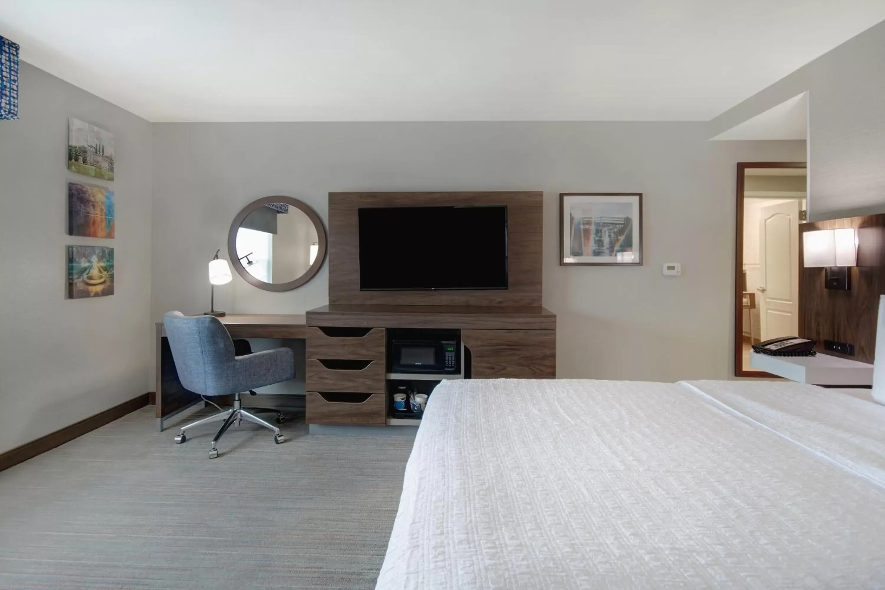 Photo of the whole room, Bed in Hampton Inn & Suites Yonkers Photo of the whole room, Bed in Hampton Inn & Suites Yonkers