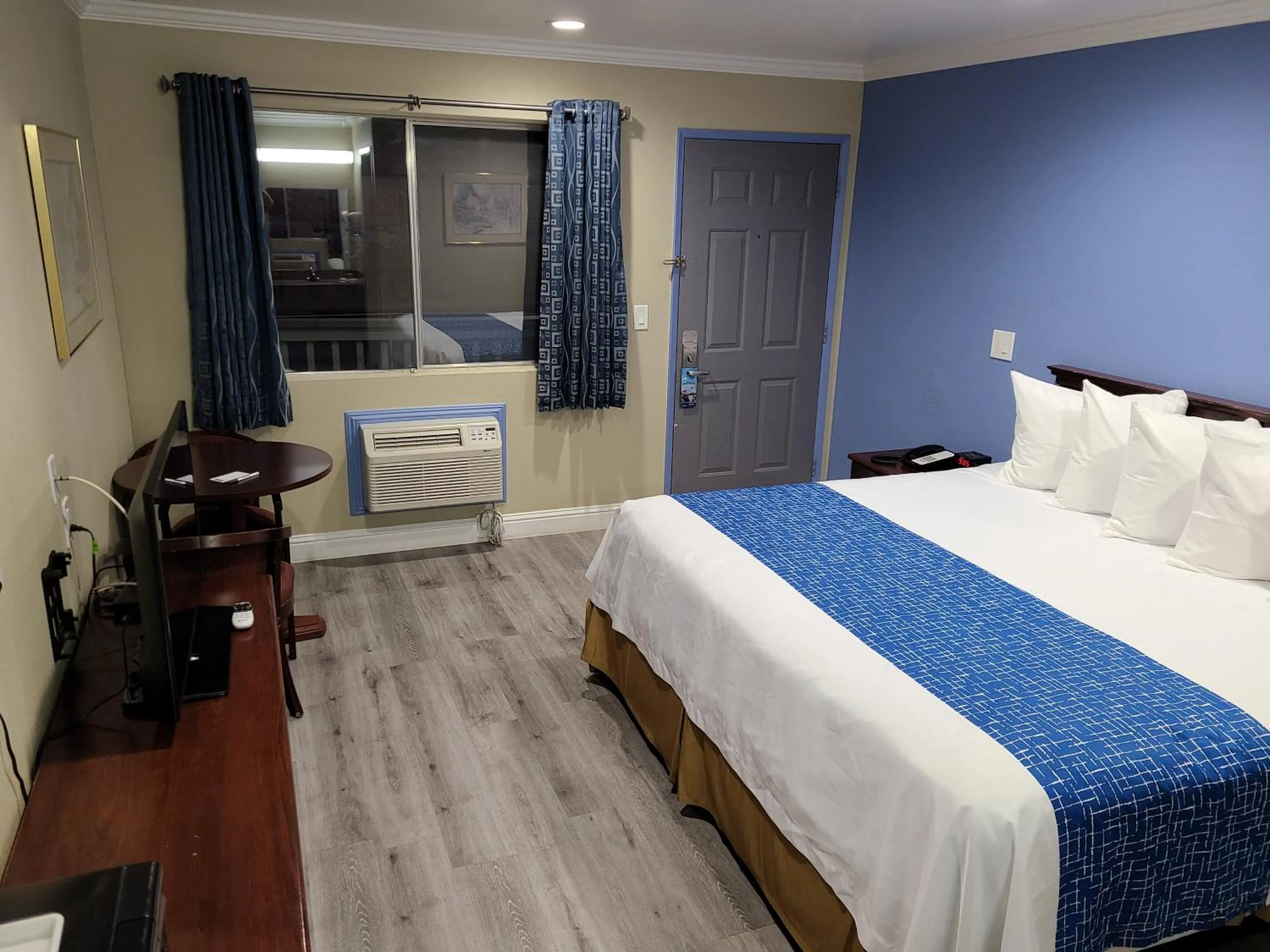Bedroom, Bed in Travelodge by Wyndham Clearlake