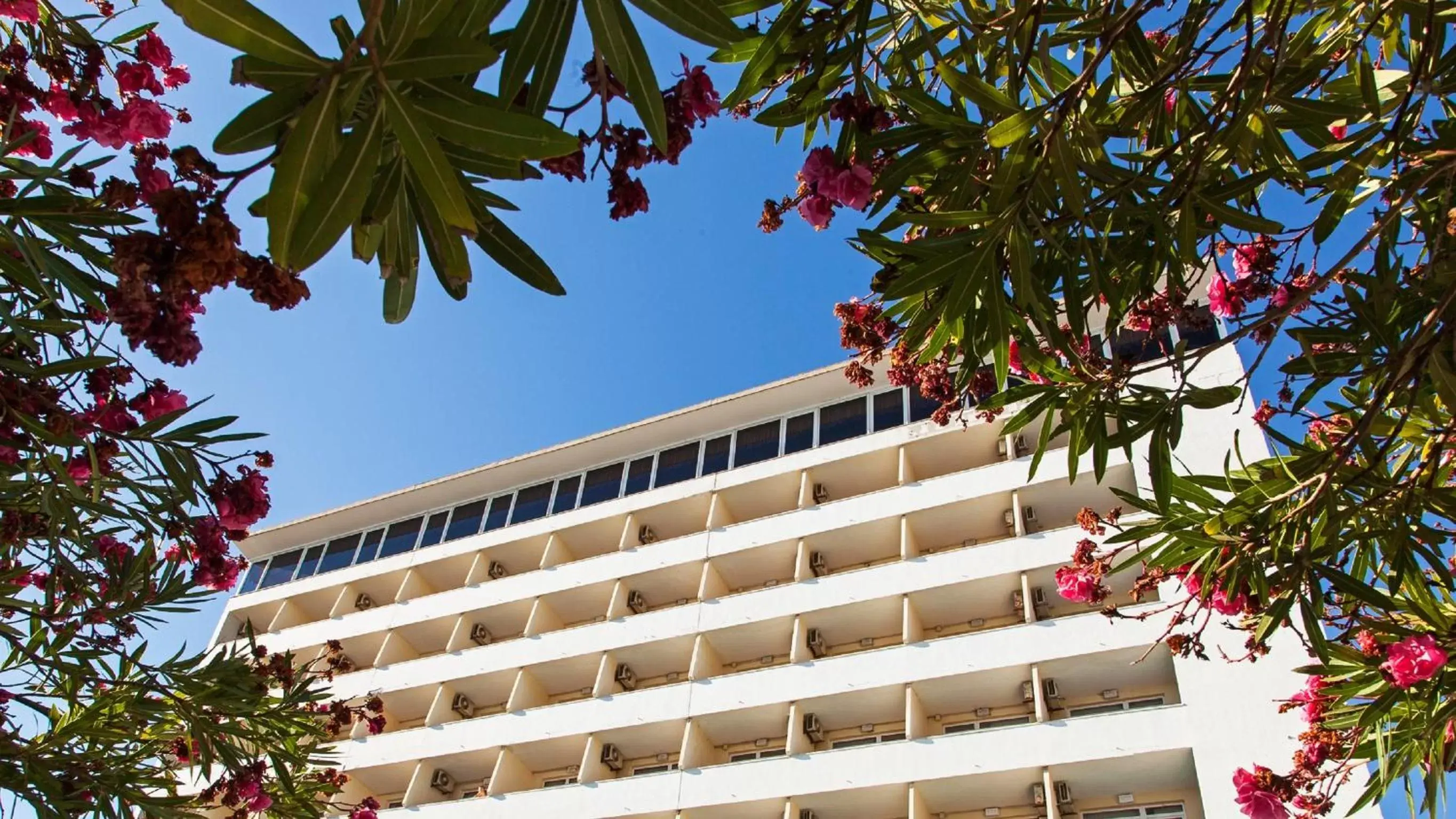 Facade/entrance, Property Building in Carcavelos Beach Hotel