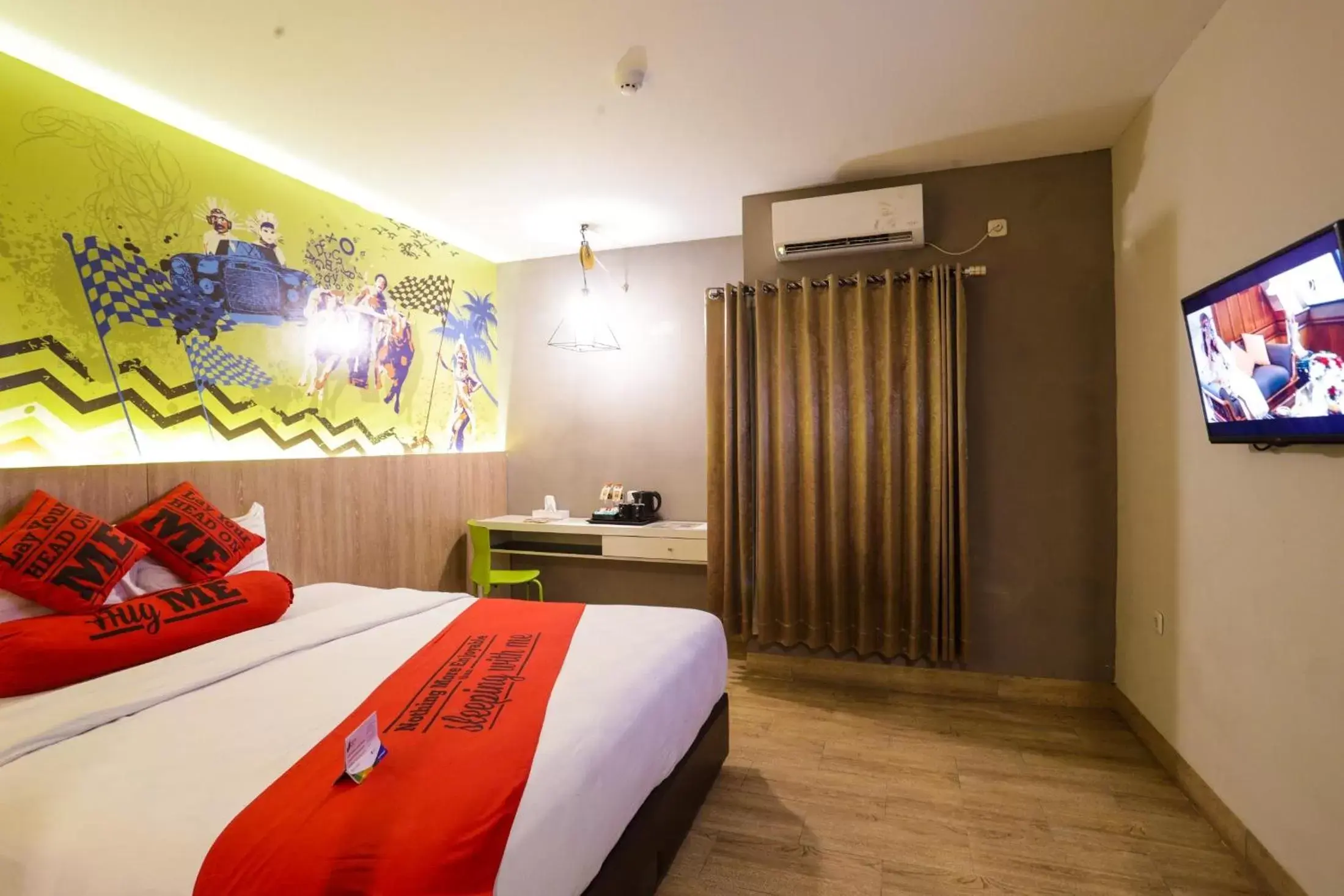 Bed, TV/Entertainment Center in Meotel Purwokerto