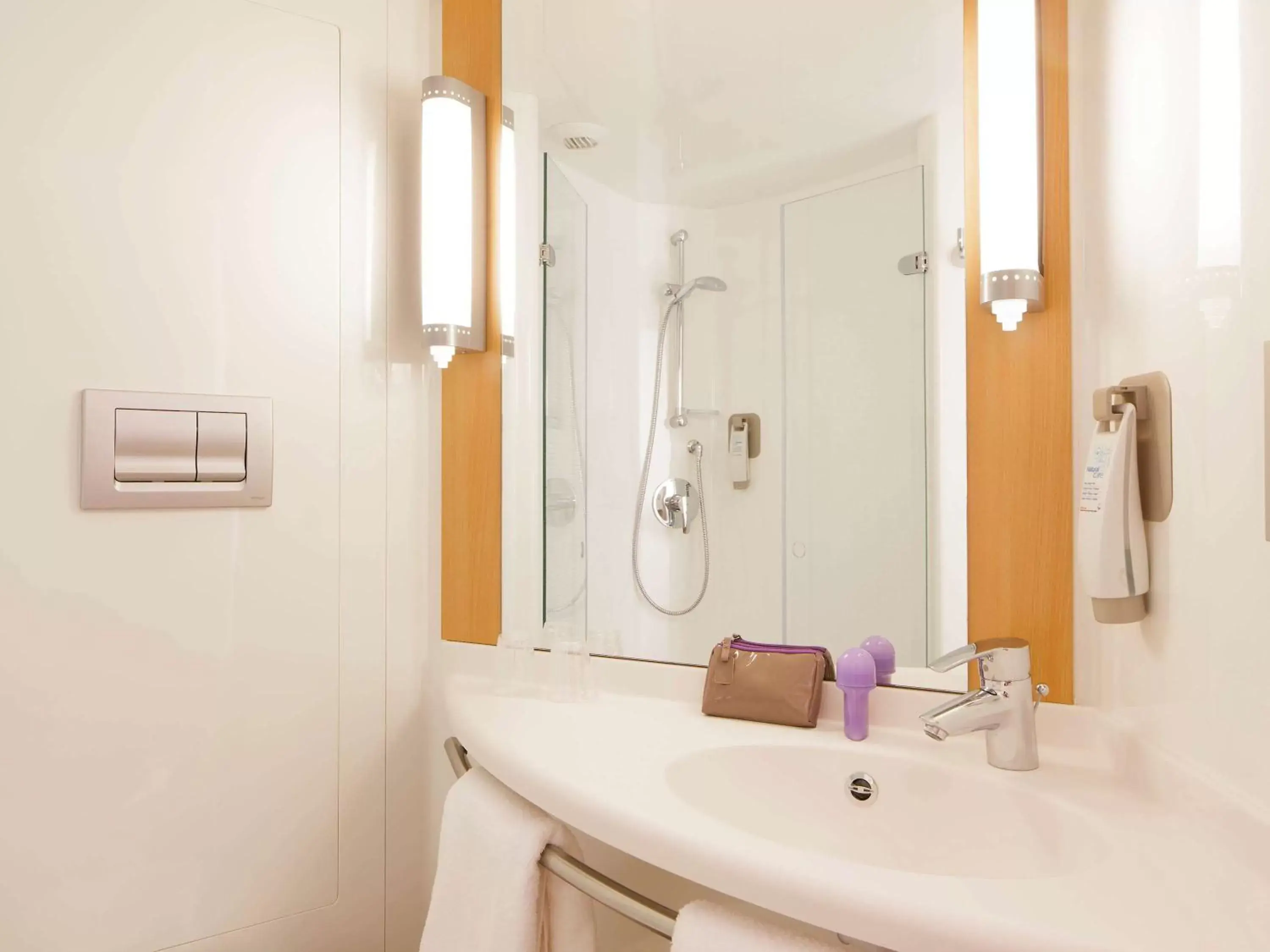 Photo of the whole room, Bathroom in ibis London Blackfriars