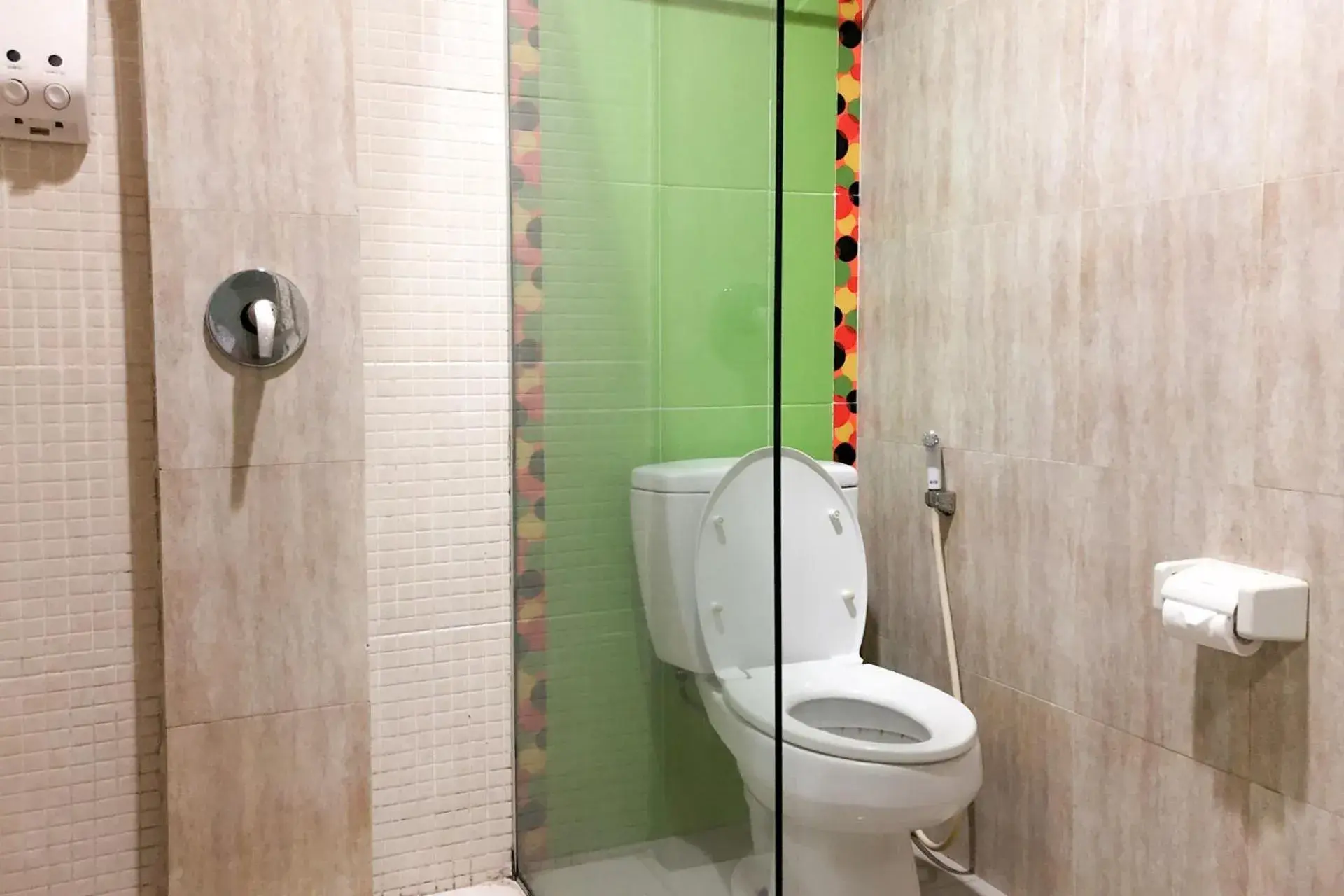 Shower, Bathroom in RedDoorz near Pantai Pede