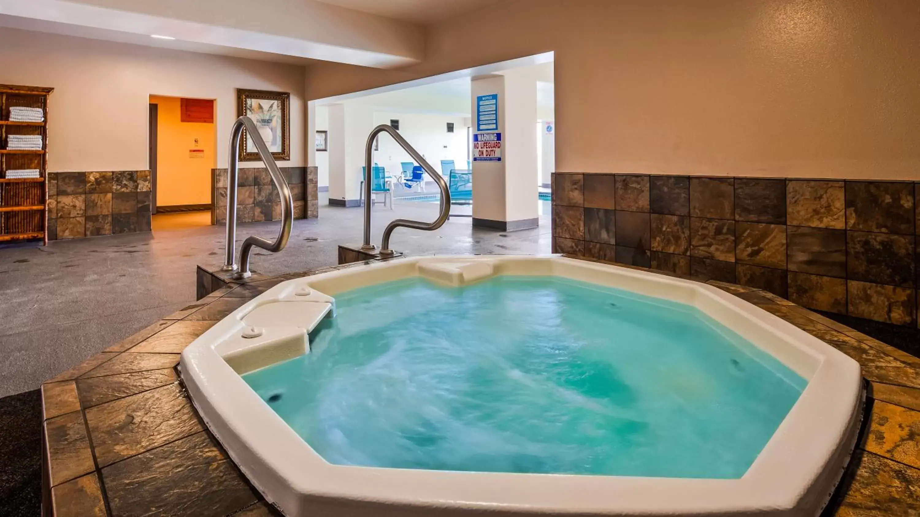 Hot Tub, Swimming Pool in Best Western Pier Point Inn