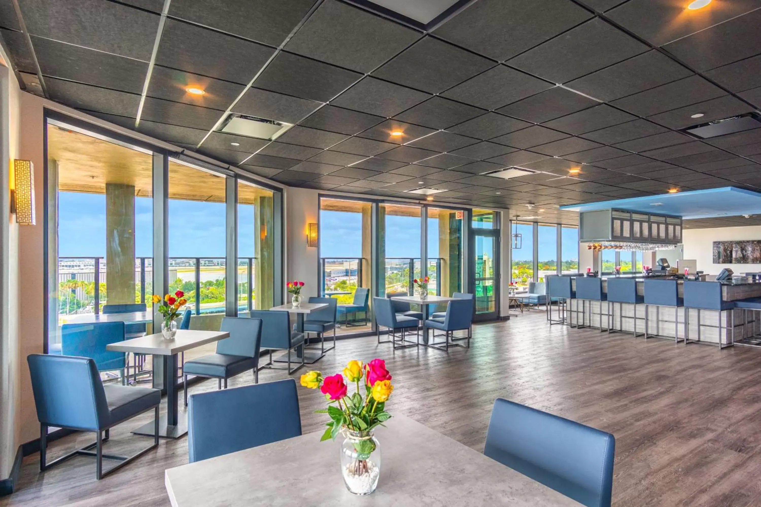 Lounge or bar, Restaurant/Places to Eat in Holiday Inn Miami International Airport, an IHG Hotel