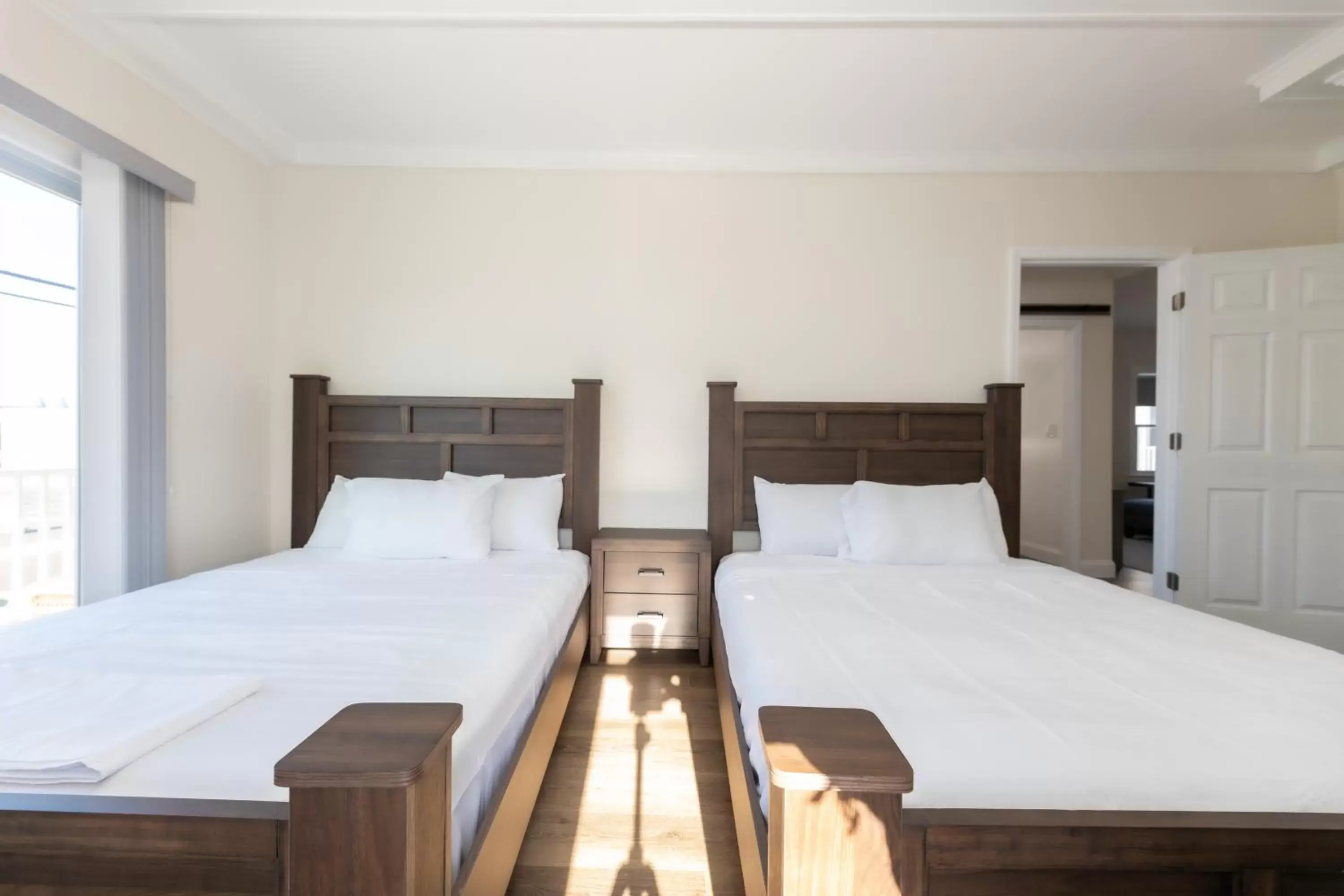 Bedroom, Bed in Seaside Sands Inn