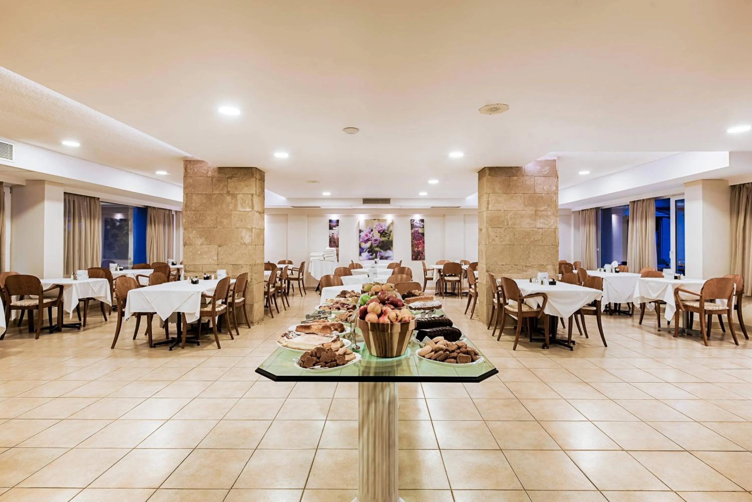 Restaurant/places to eat in Esperia City Hotel