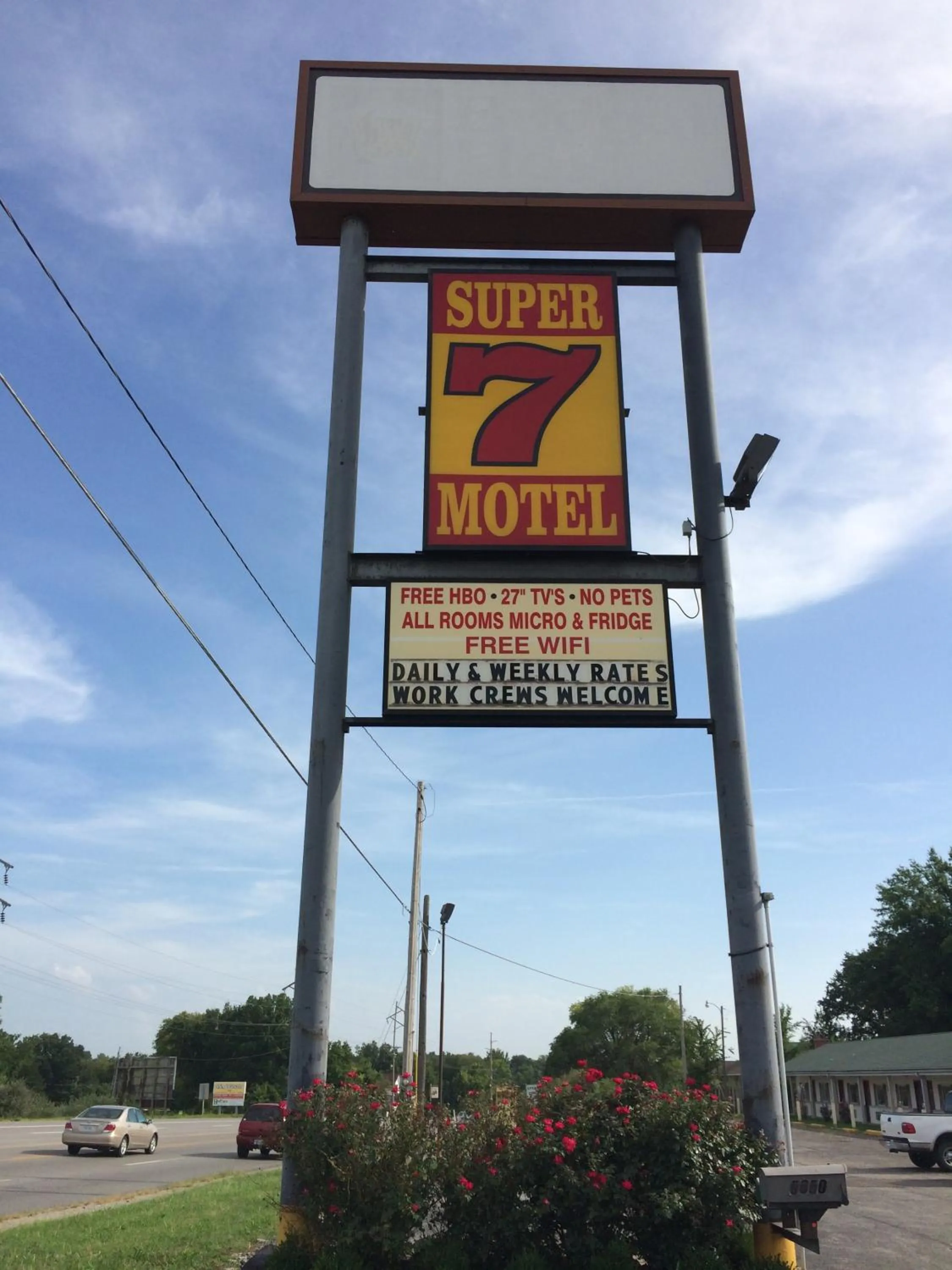 Facade/entrance in Super 7 Motel