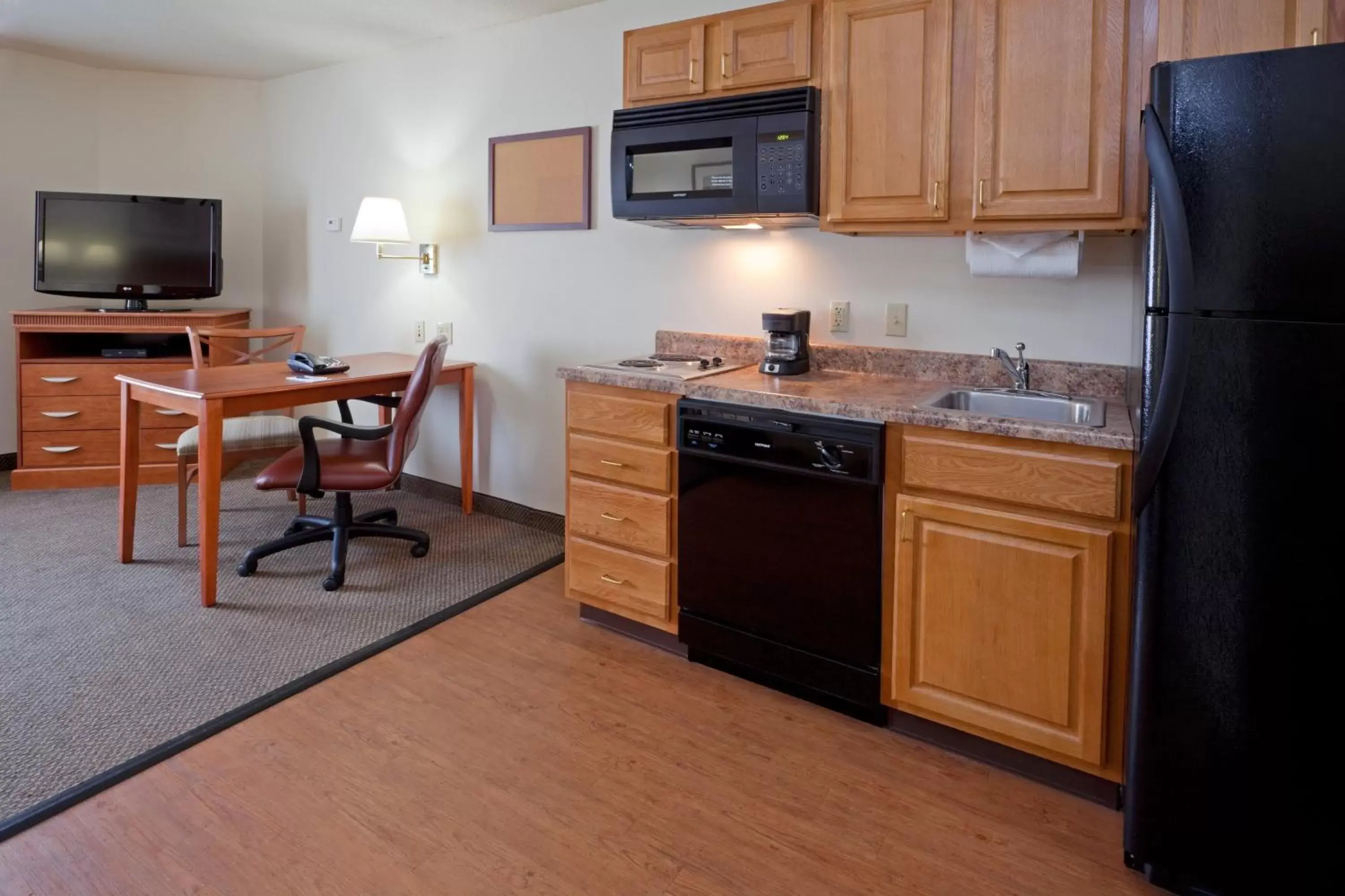 Bedroom, Kitchen/Kitchenette in Candlewood Williamsport, an IHG Hotel