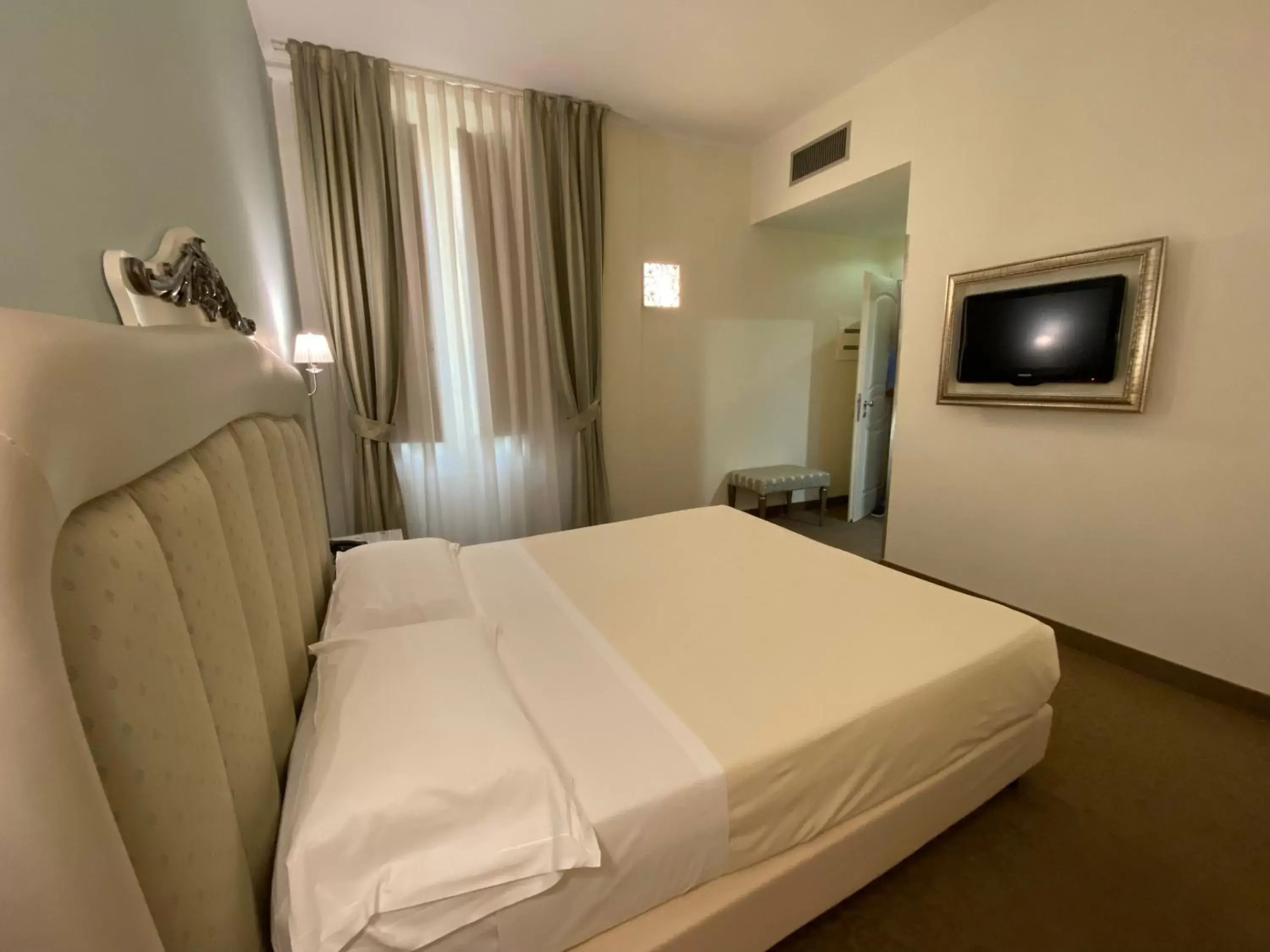 Bed in Oriente Hotel