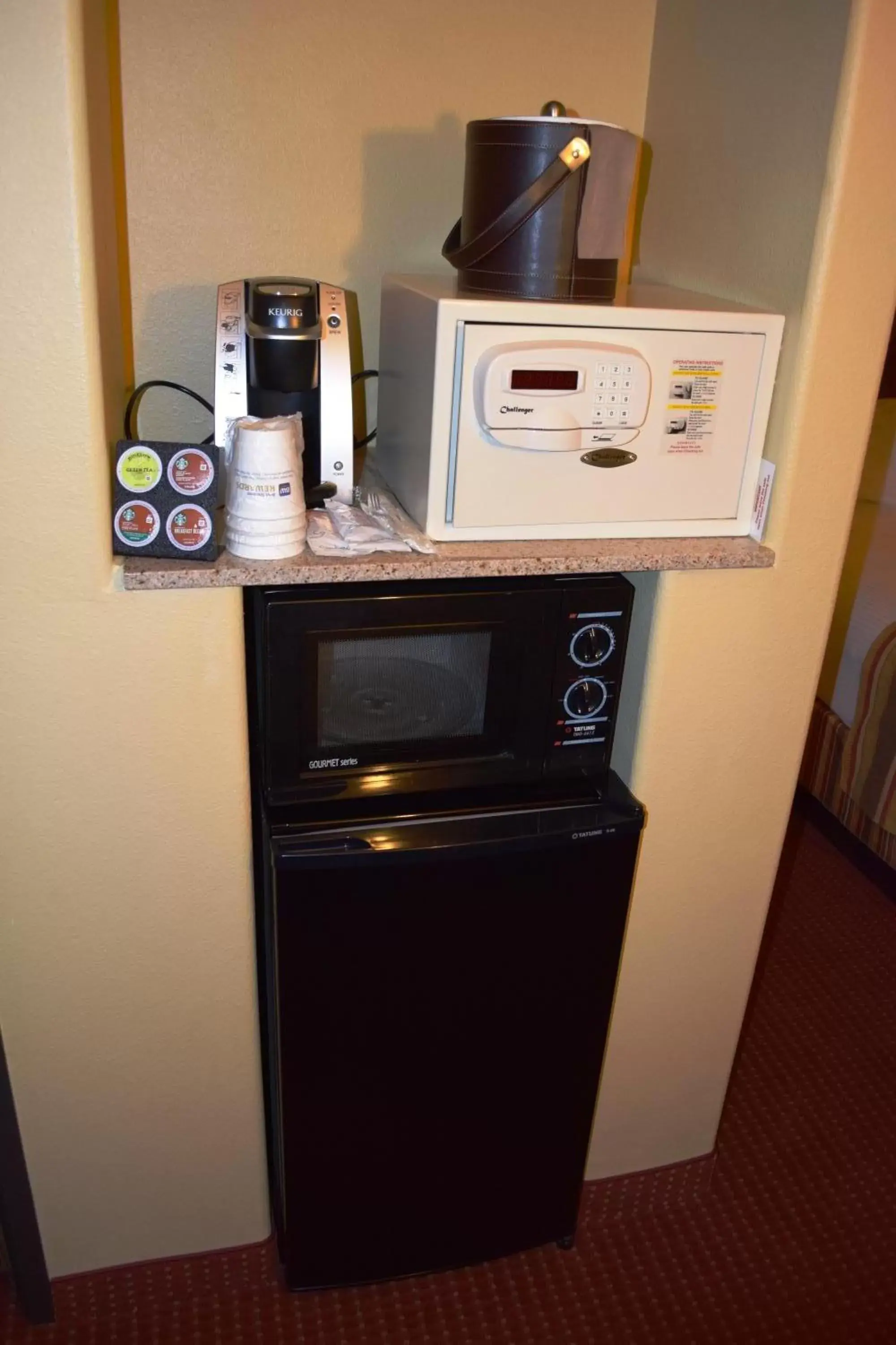 Bedroom, Coffee/Tea Facilities in Best Western San Isidro Inn