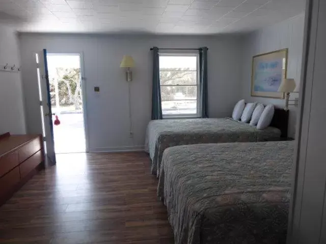 Photo of the whole room in Swell Motel