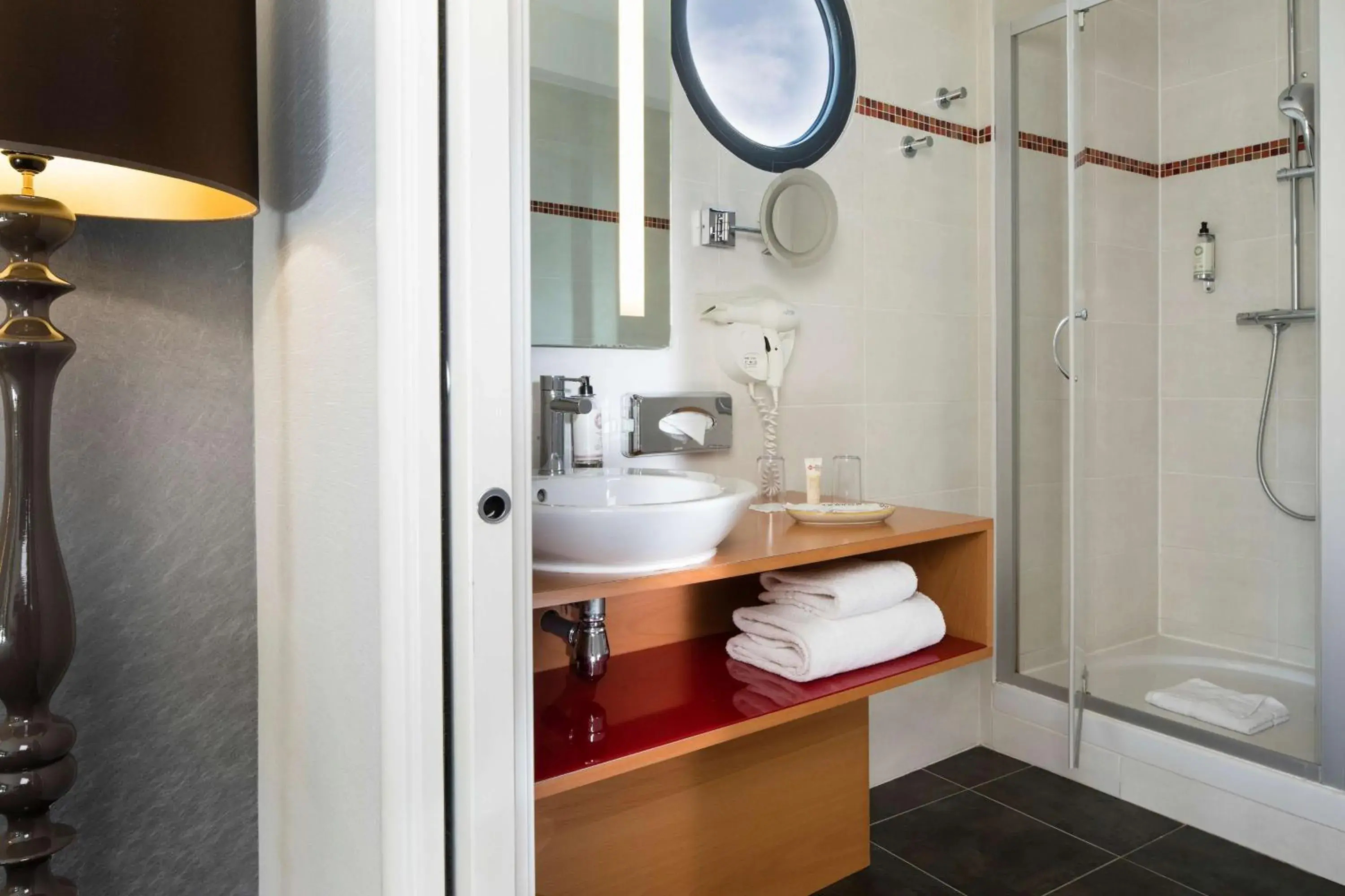 Bathroom in Best Western Plus Hotel De La Regate