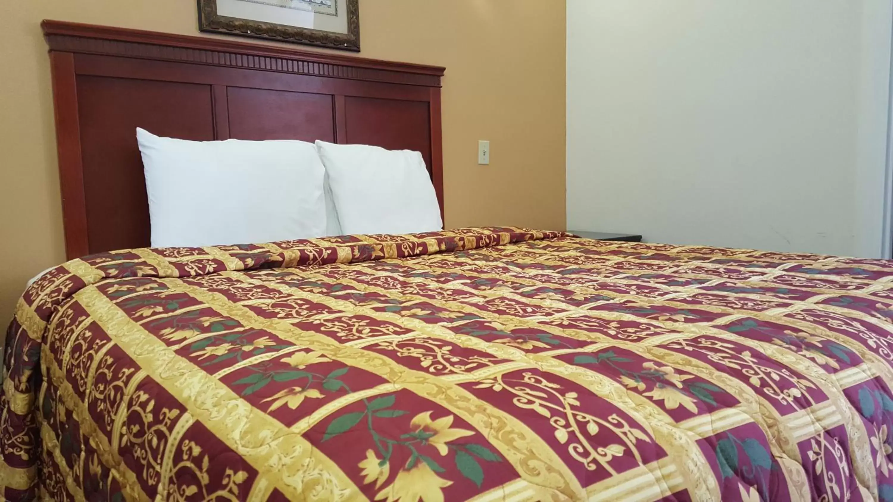 Bed, Room Photo in Royal Inn Motel Long Beach