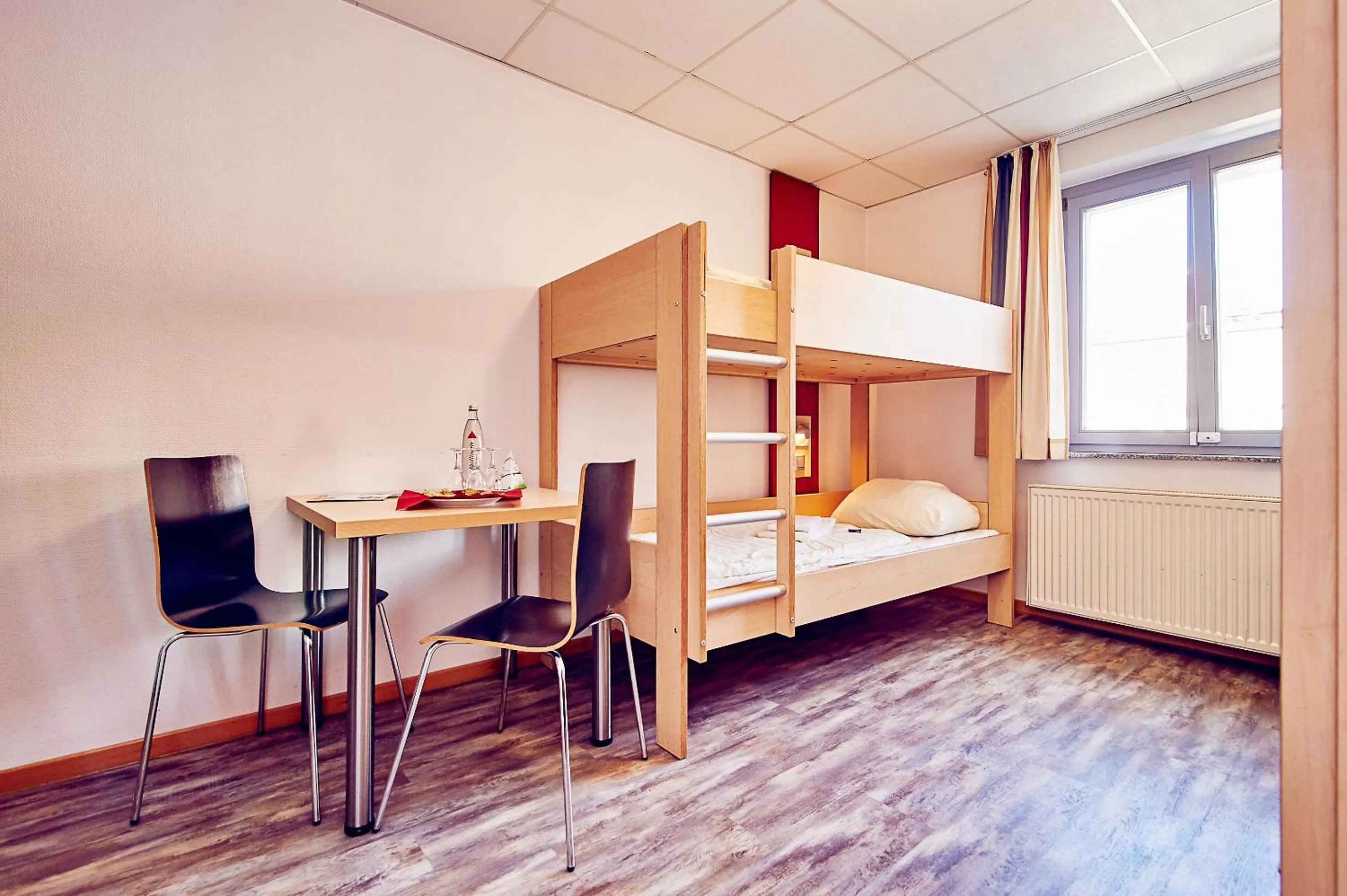 Photo of the whole room, Bed in DJH-Gästehaus Bermuda3Eck