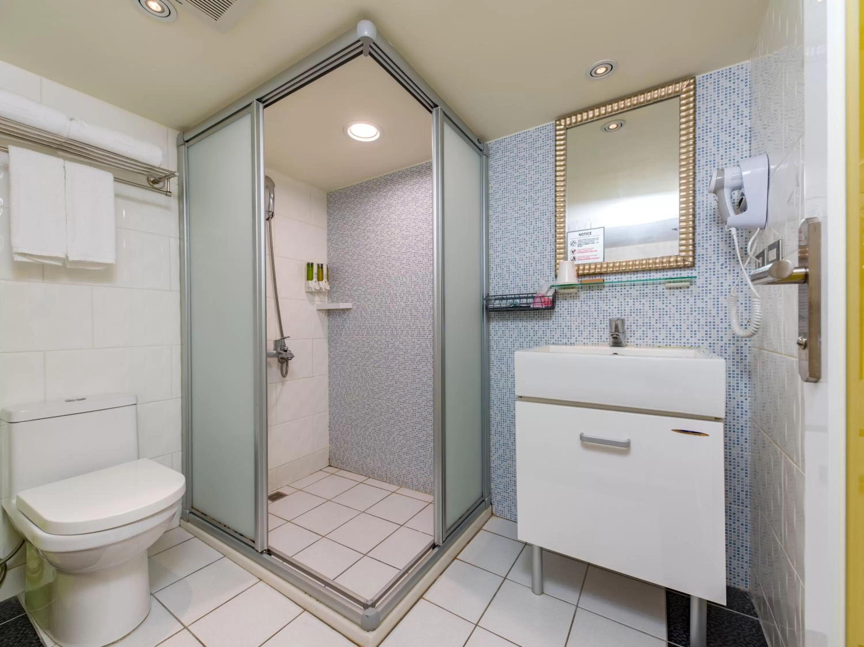 Shower in LaVita 愛活商旅