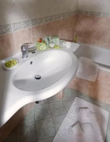 Bathroom in Hotel Altavilla