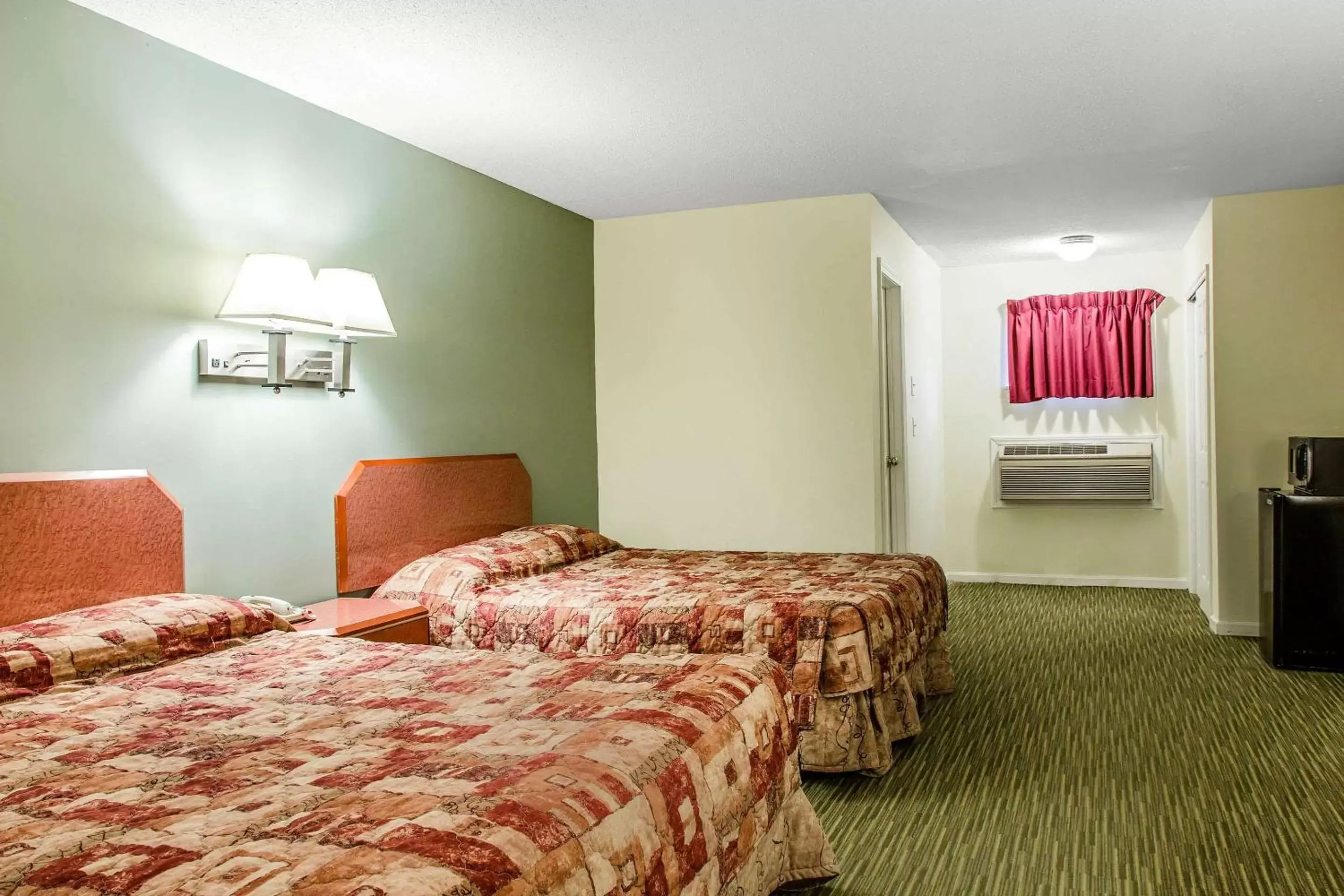 Photo of the whole room, Bed in Rodeway Inn Groton