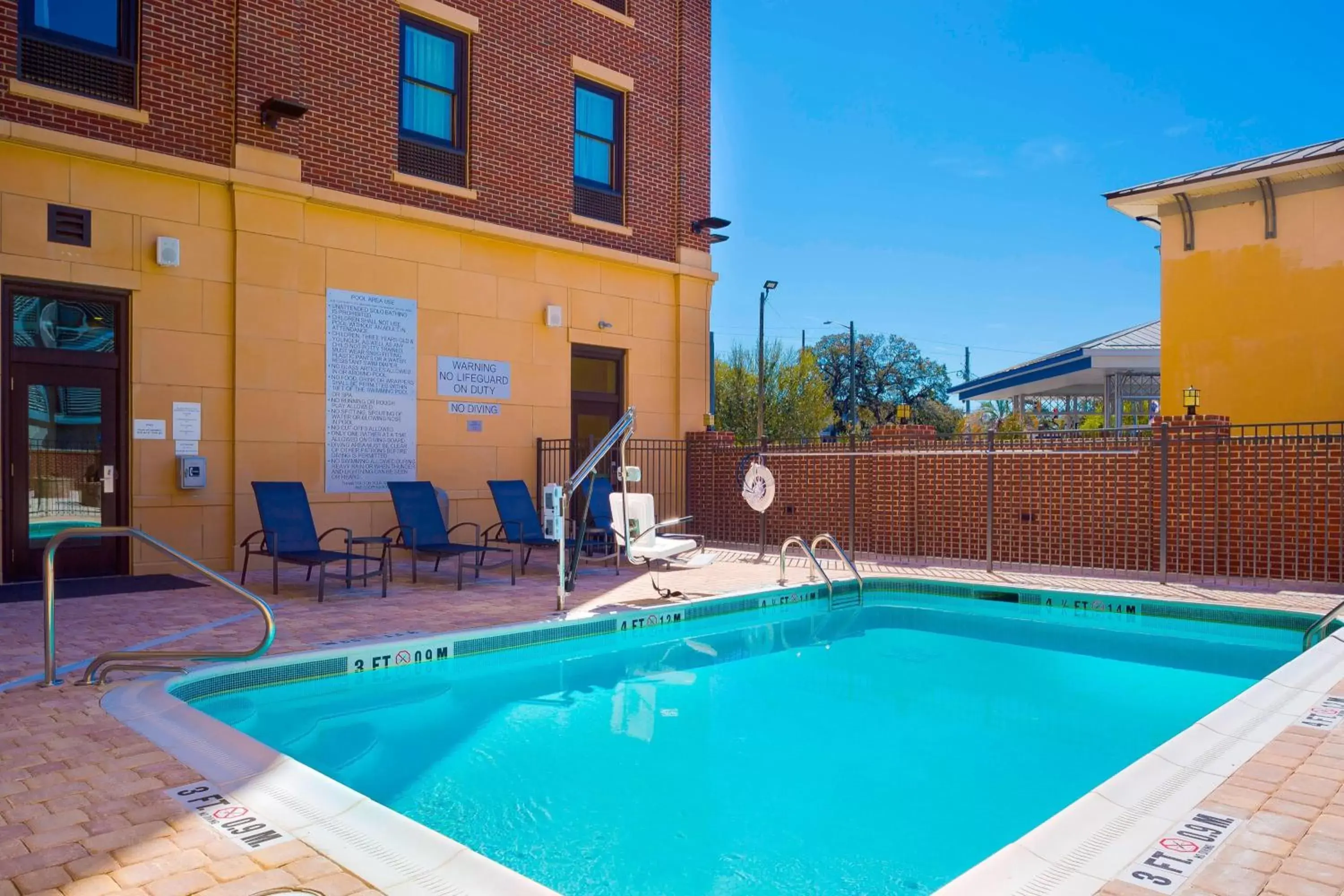 Swimming Pool in Fairfield Inn & Suites by Marriott Savannah Downtown/Historic District