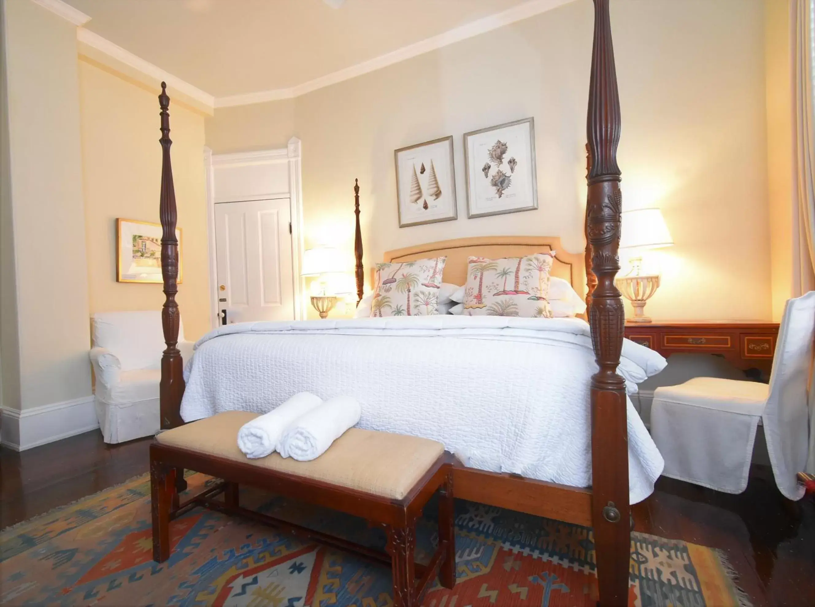 Bed in Simonton Court Historic Inn & Cottages