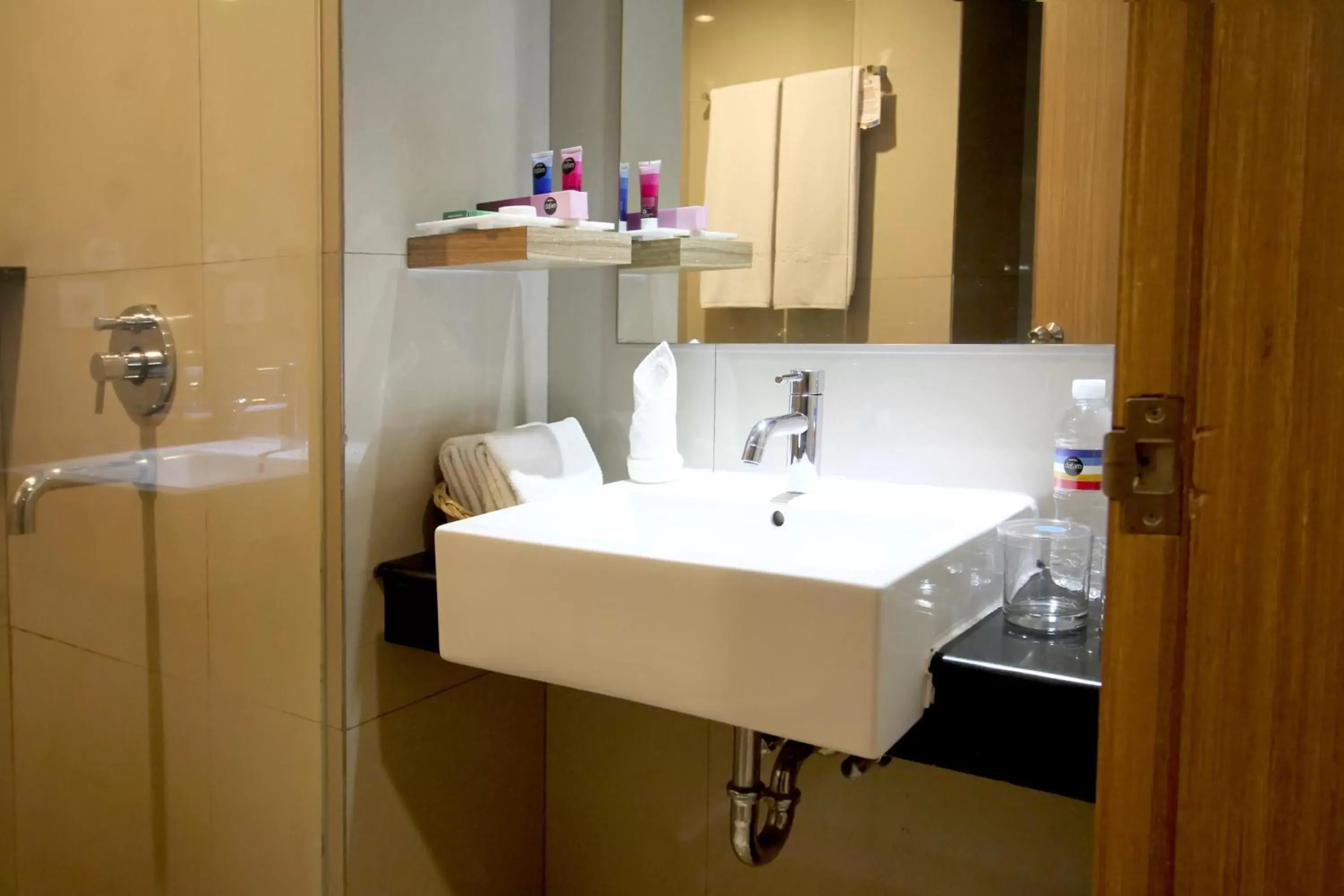 Shower, Bathroom in Hotel Dafam Pekanbaru