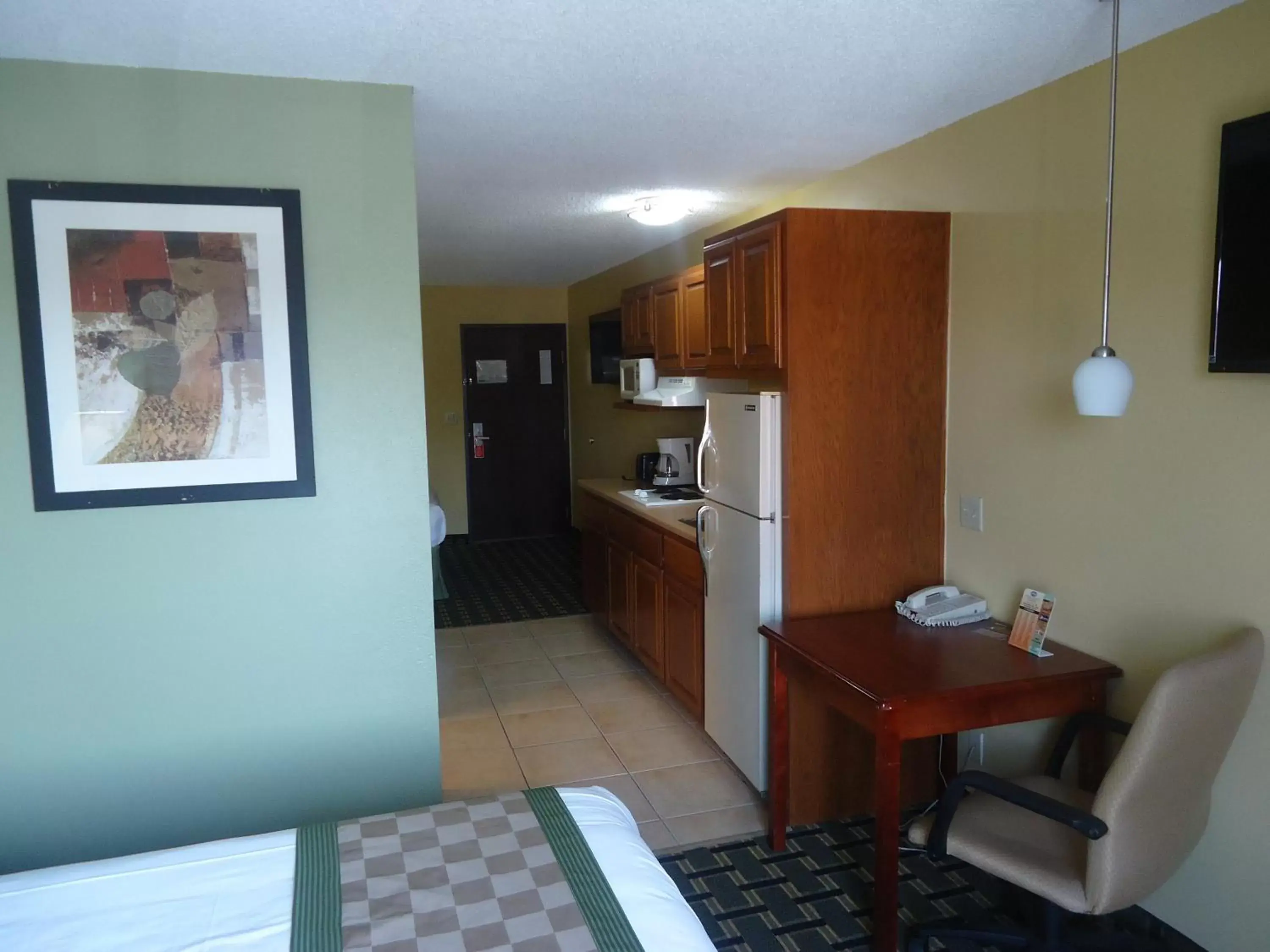 Coffee/tea facilities, Kitchen/Kitchenette in TownHouse Extended Stay Hotel Downtown