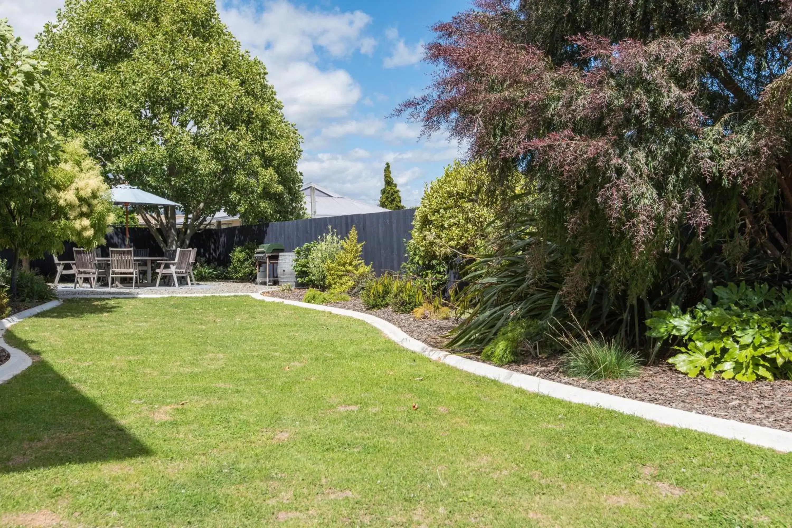 BBQ facilities, Garden in Bella Vista Motel Nelson