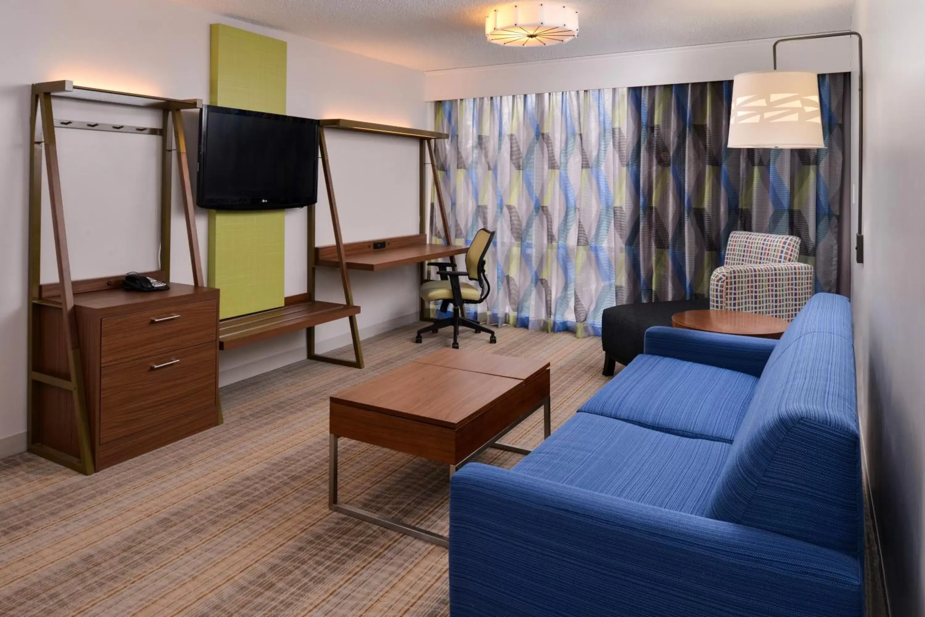 Photo of the whole room, Seating Area in Holiday Inn Express & Suites Springfield, an IHG Hotel