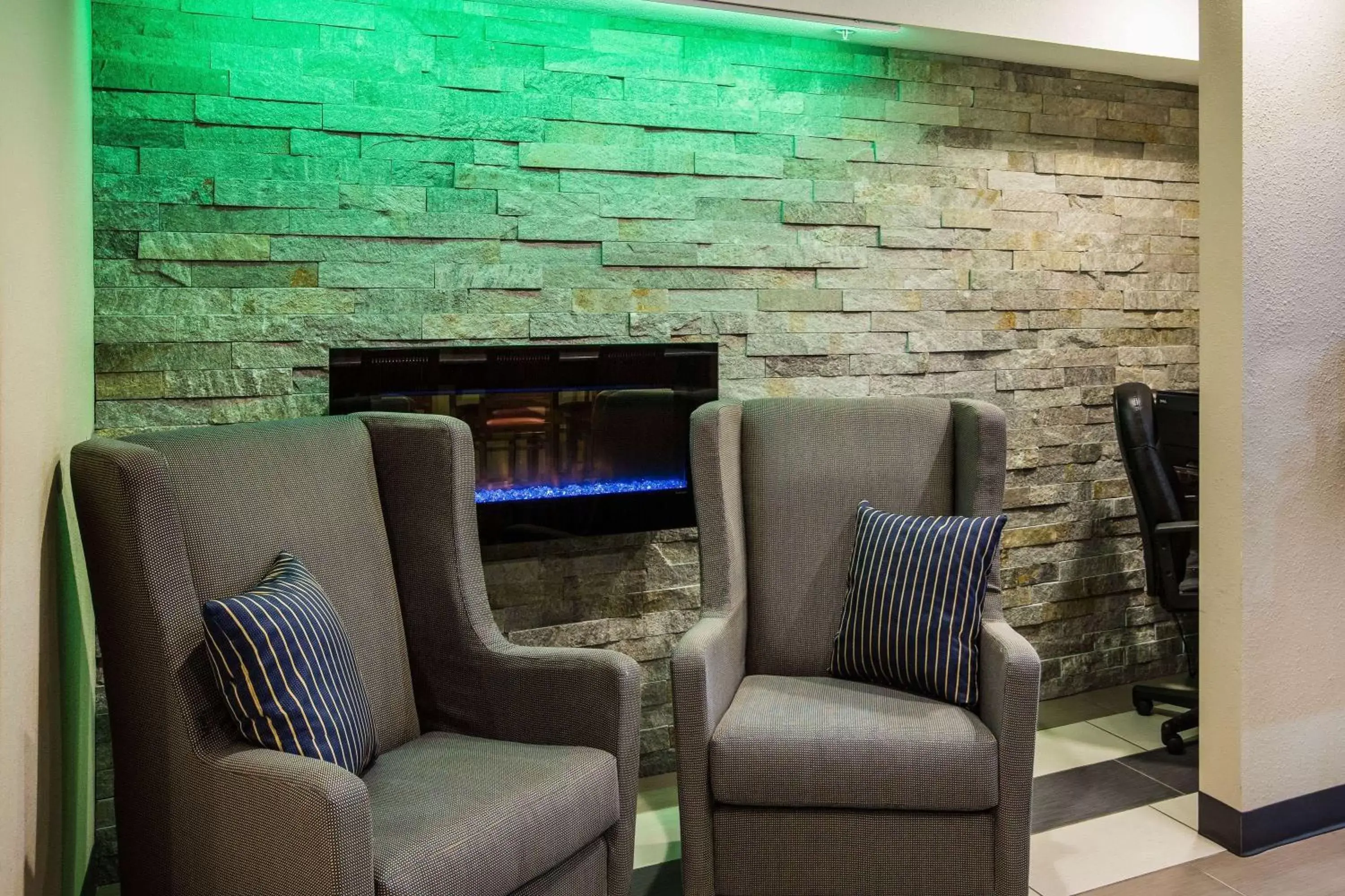 Lobby or reception, Seating Area in Baymont by Wyndham Cedar Rapids