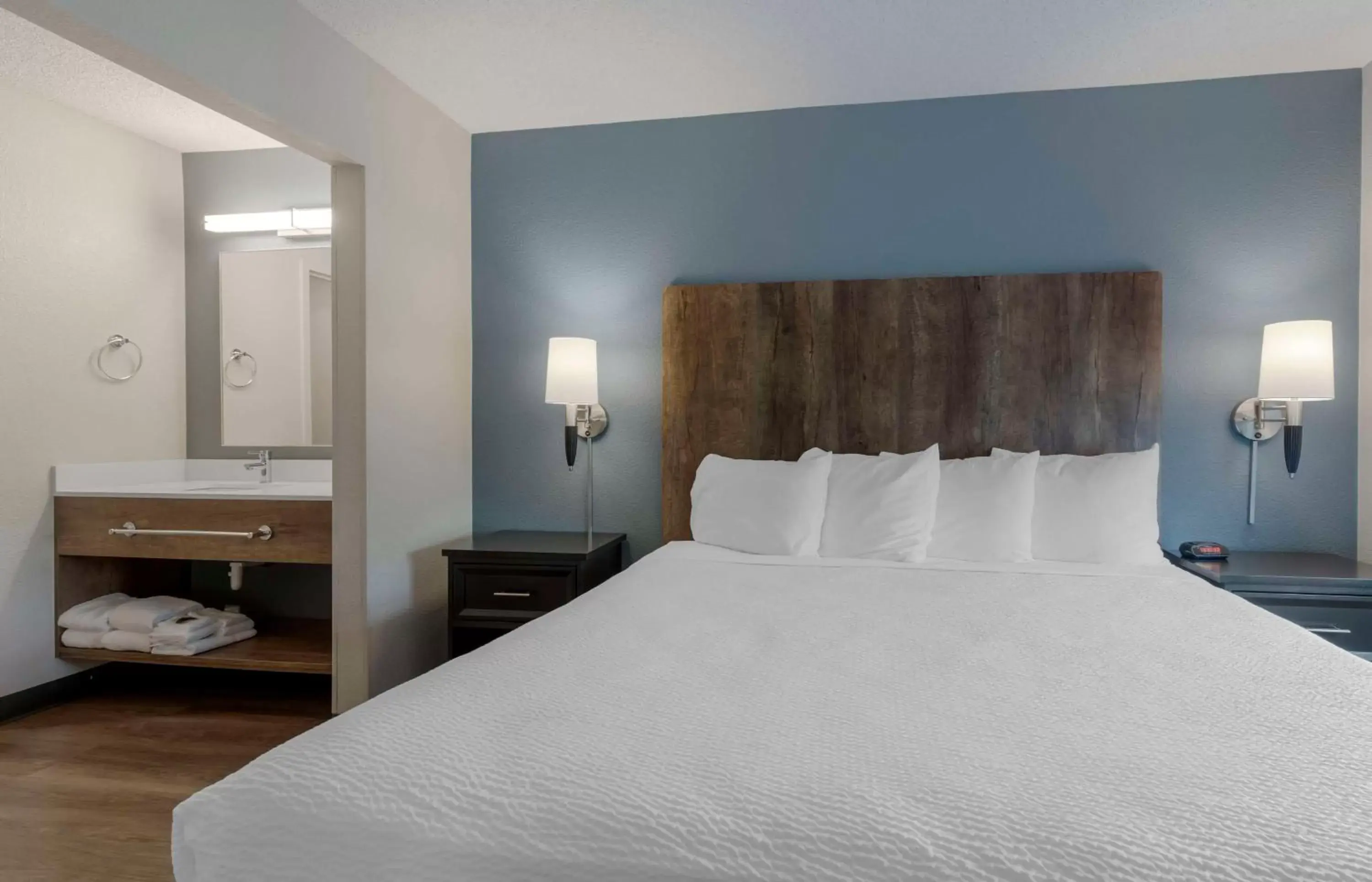 Bedroom, Bed in Extended Stay America Suites - San Jose - Santa Clara