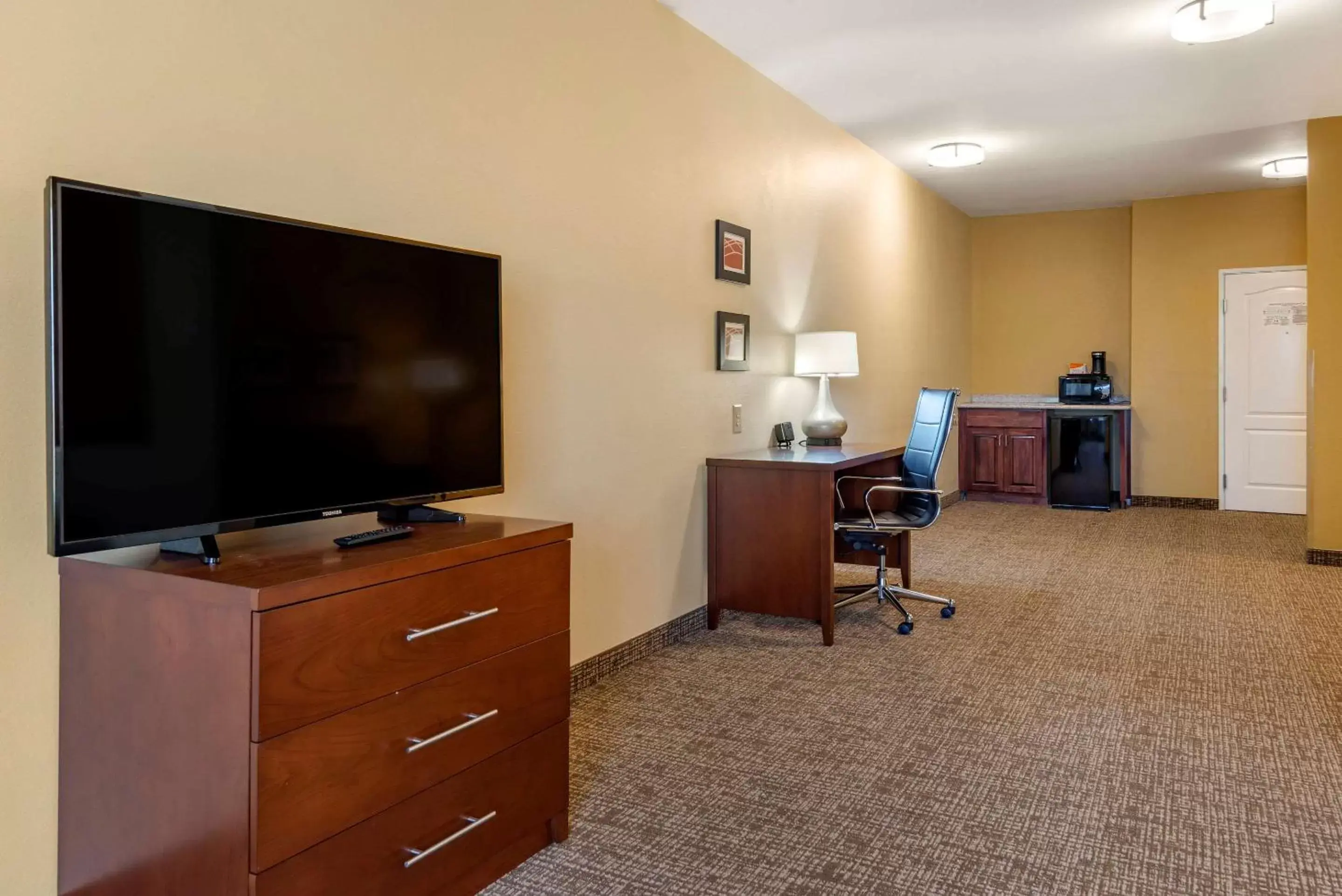 Photo of the whole room, TV/Entertainment Center in Comfort Suites Montgomery East Monticello Dr.