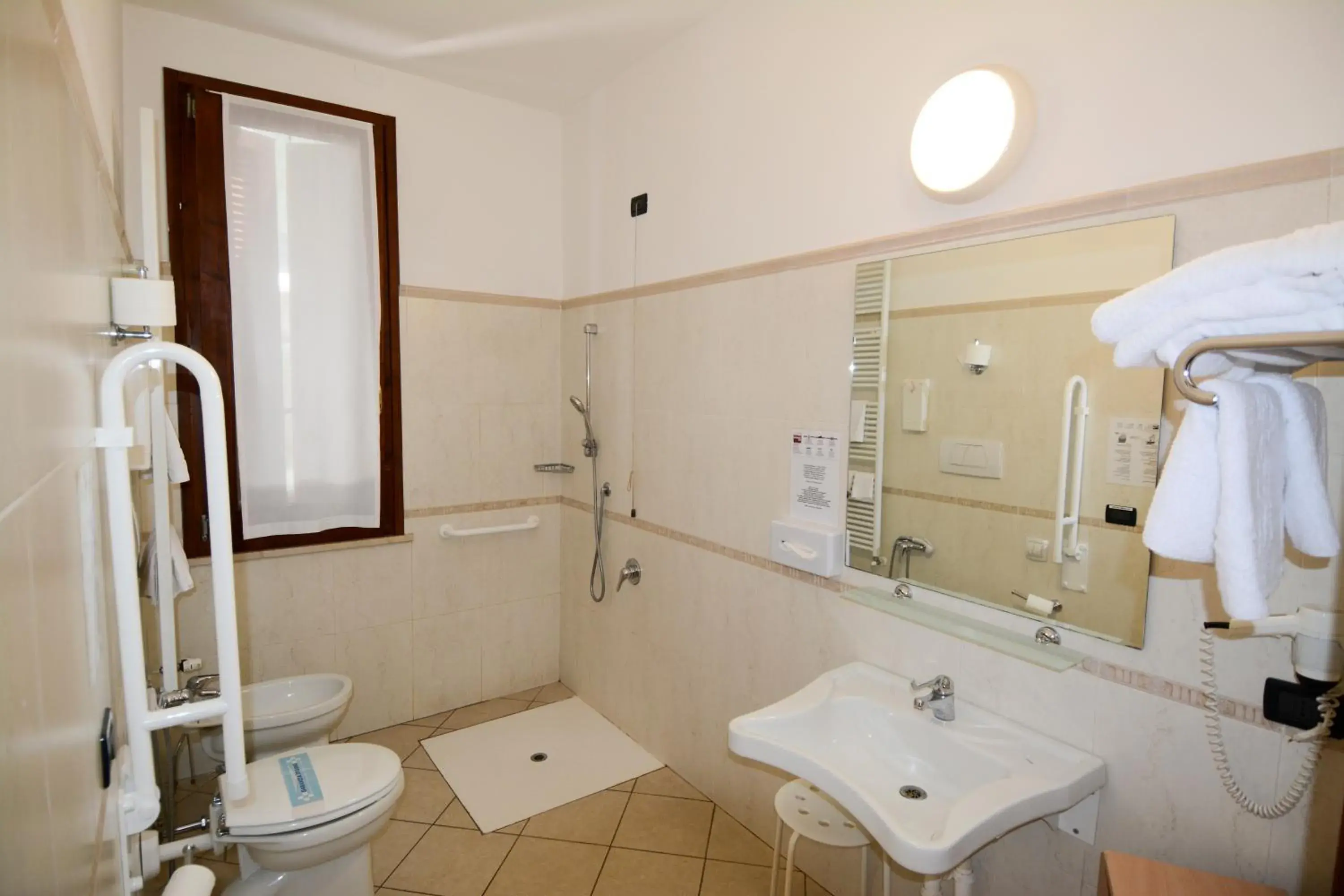 Shower, Bathroom in Hotel Mantegna Stazione