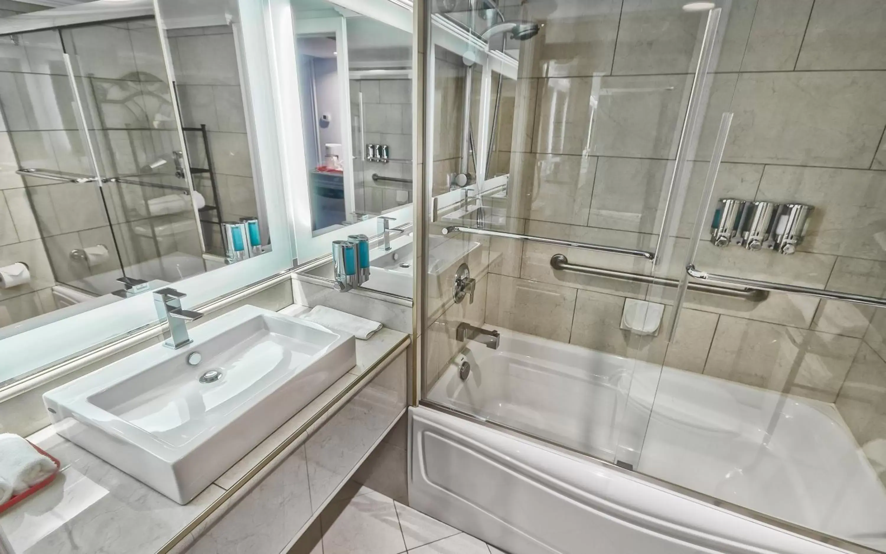 Exterior View Room, 1 Queen Bed and 1 Queen Murphy Bed and Fireplace in Hôtel Plaza Québec par JARO Exterior View Room, 1 Queen Bed and 1 Queen Murphy Bed and Fireplace in Hôtel Plaza Québec par JARO