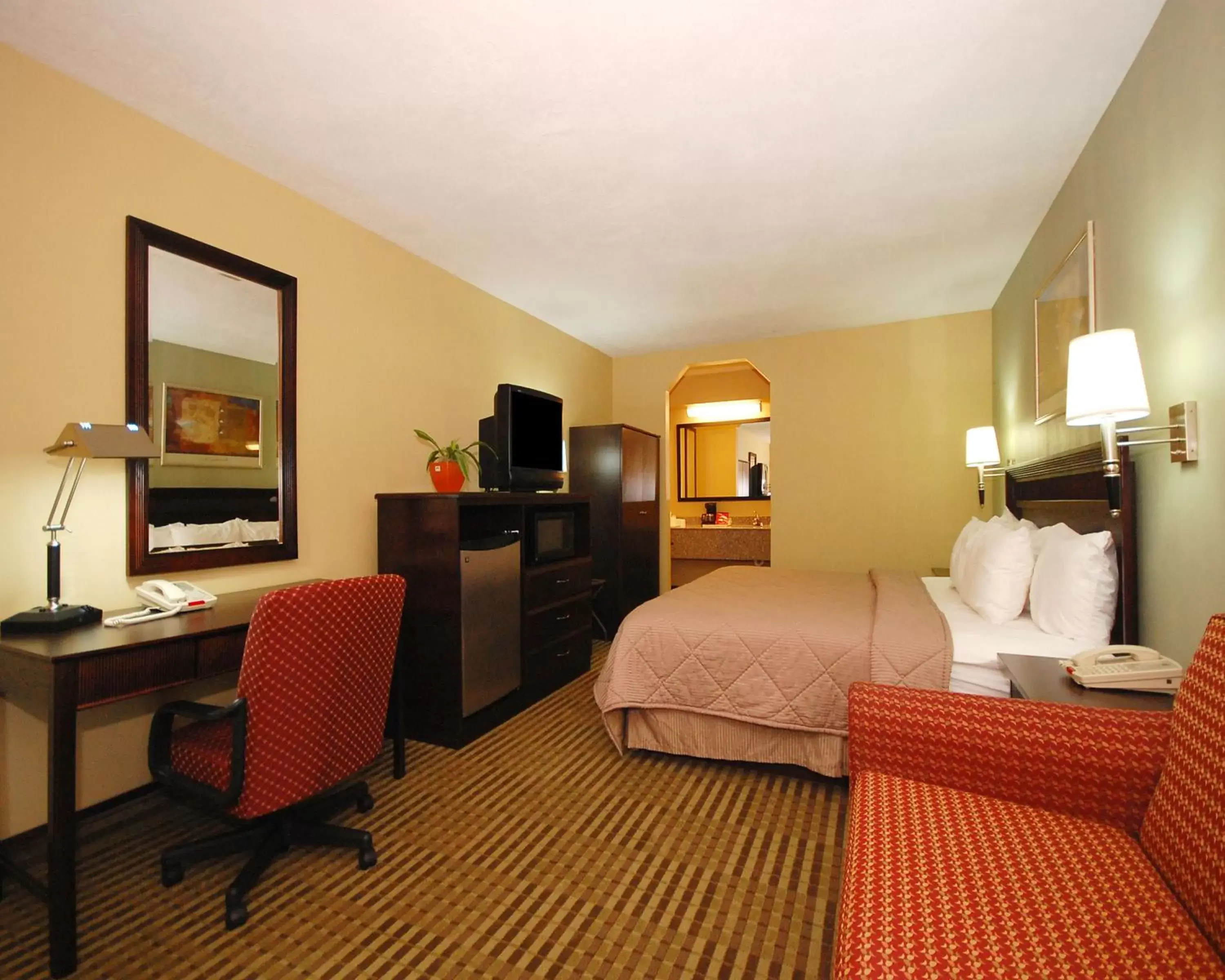 King Room - Disability Access/Non-Smoking in Quality Inn Mt. Pleasant