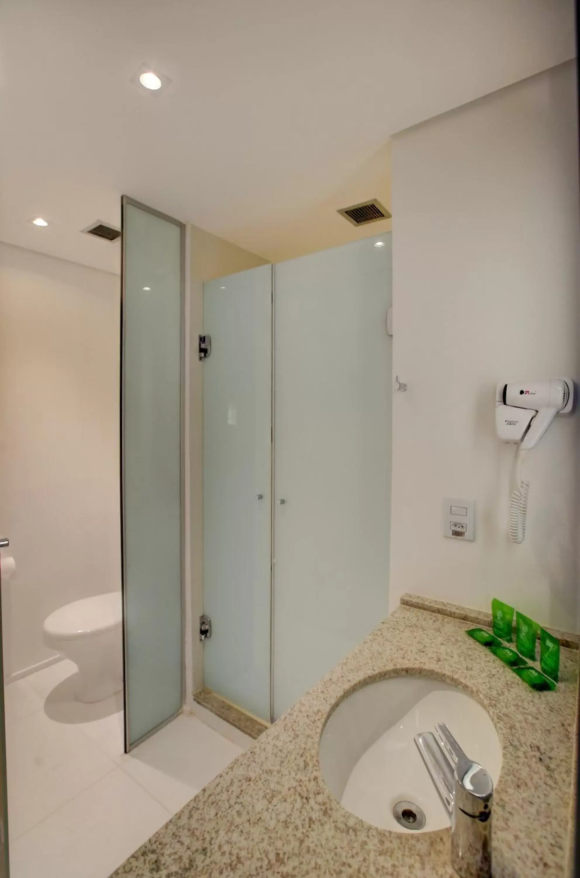 Bathroom in ibis Styles Goiania Marista