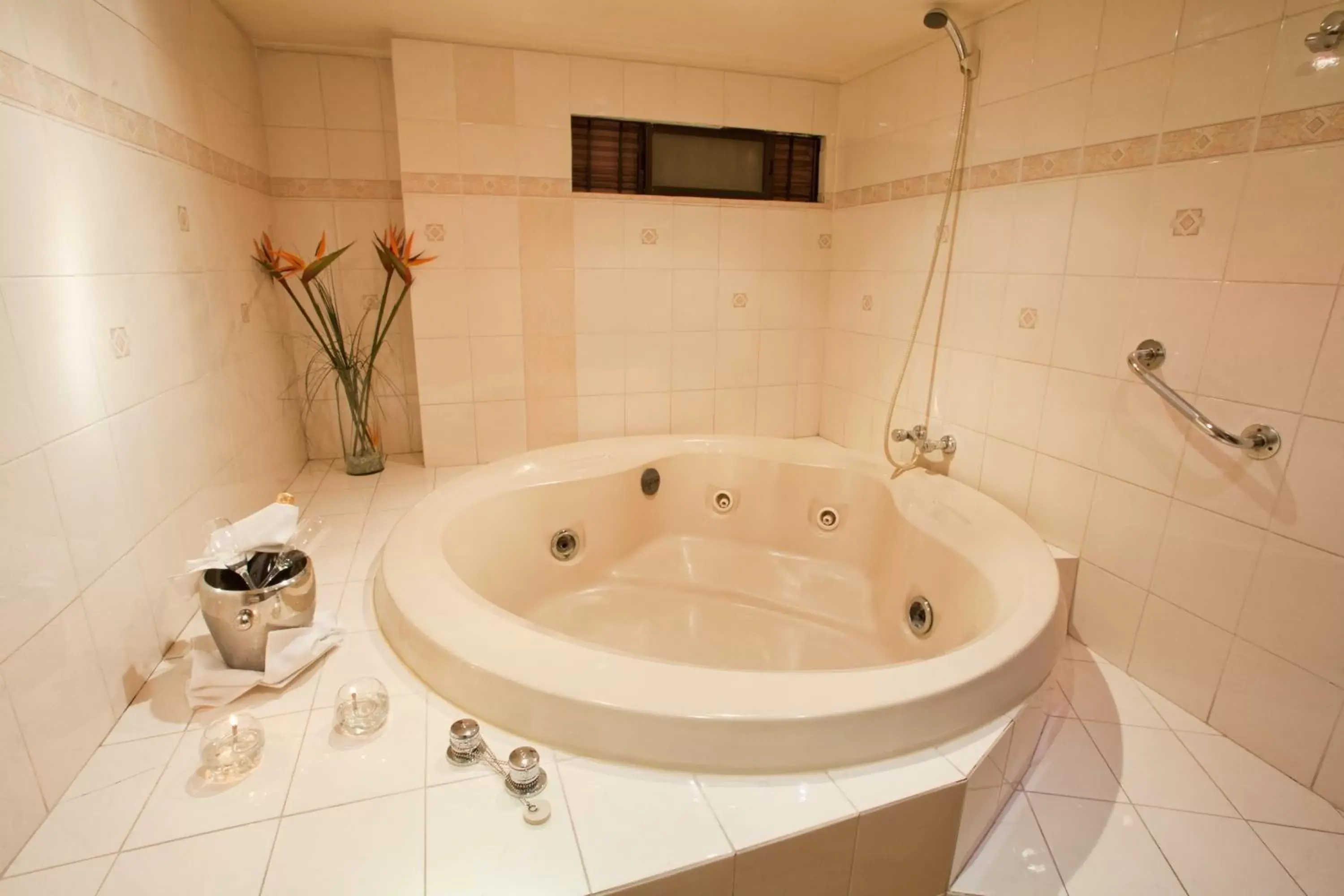 Hot Tub, Bathroom in Hotel Oceanic