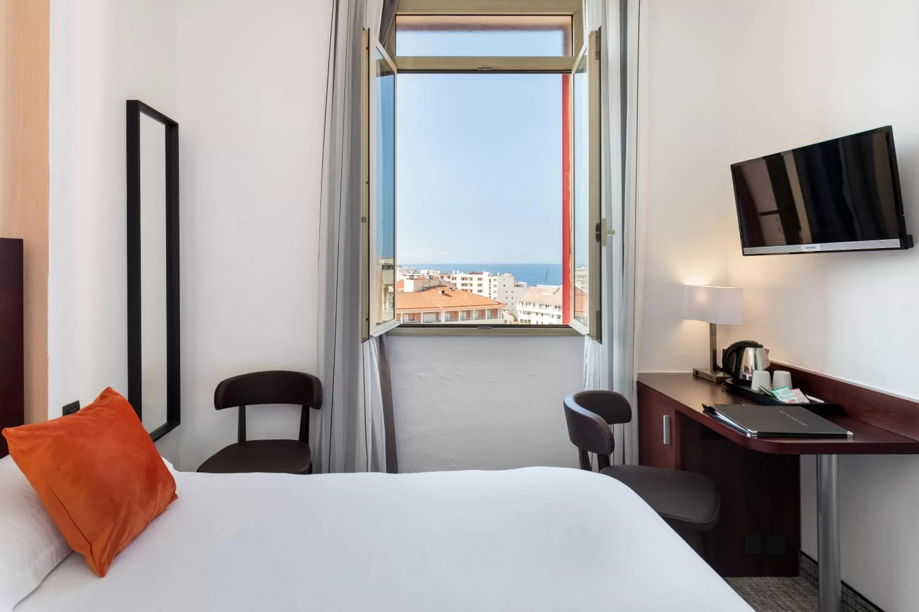 Bed in Best Western Hôtel des Orangers Cannes Bed in Best Western Hôtel des Orangers Cannes