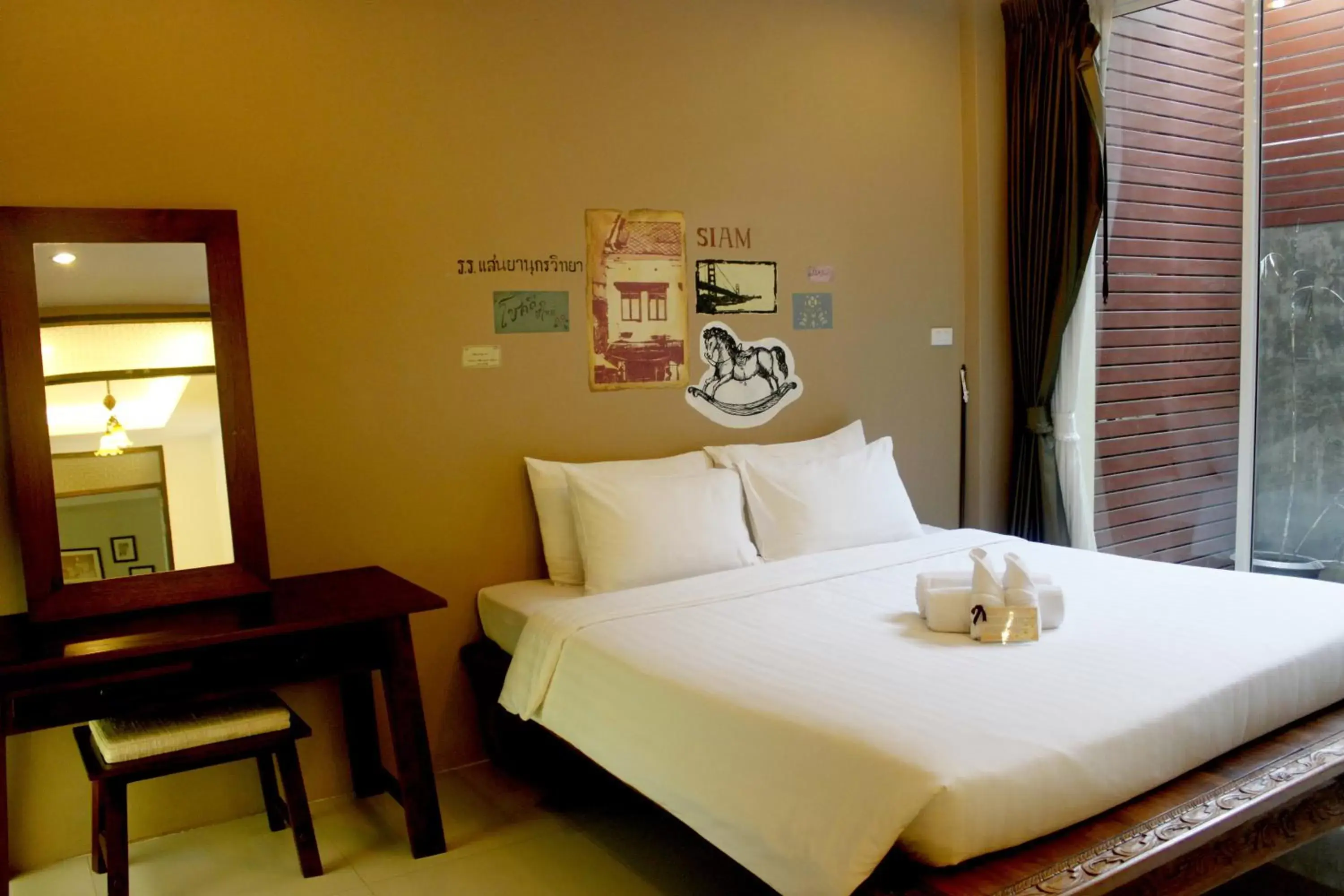 Bed in Feung Nakorn Balcony Rooms and Cafe