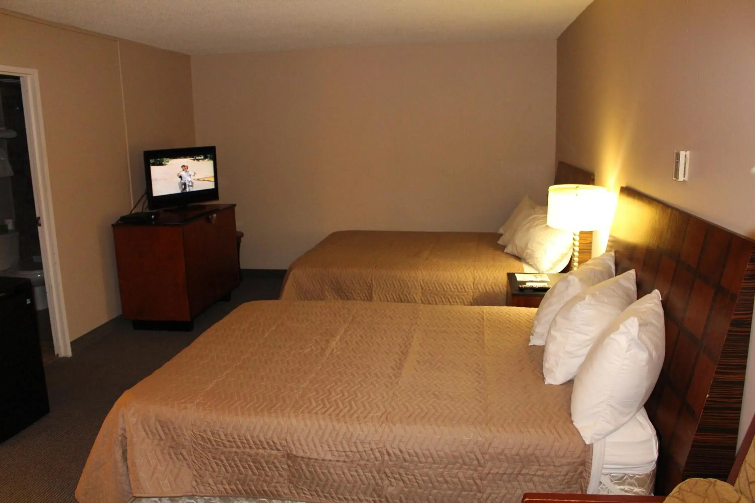 Bedroom, Bed in Travelodge by Wyndham Swift Current